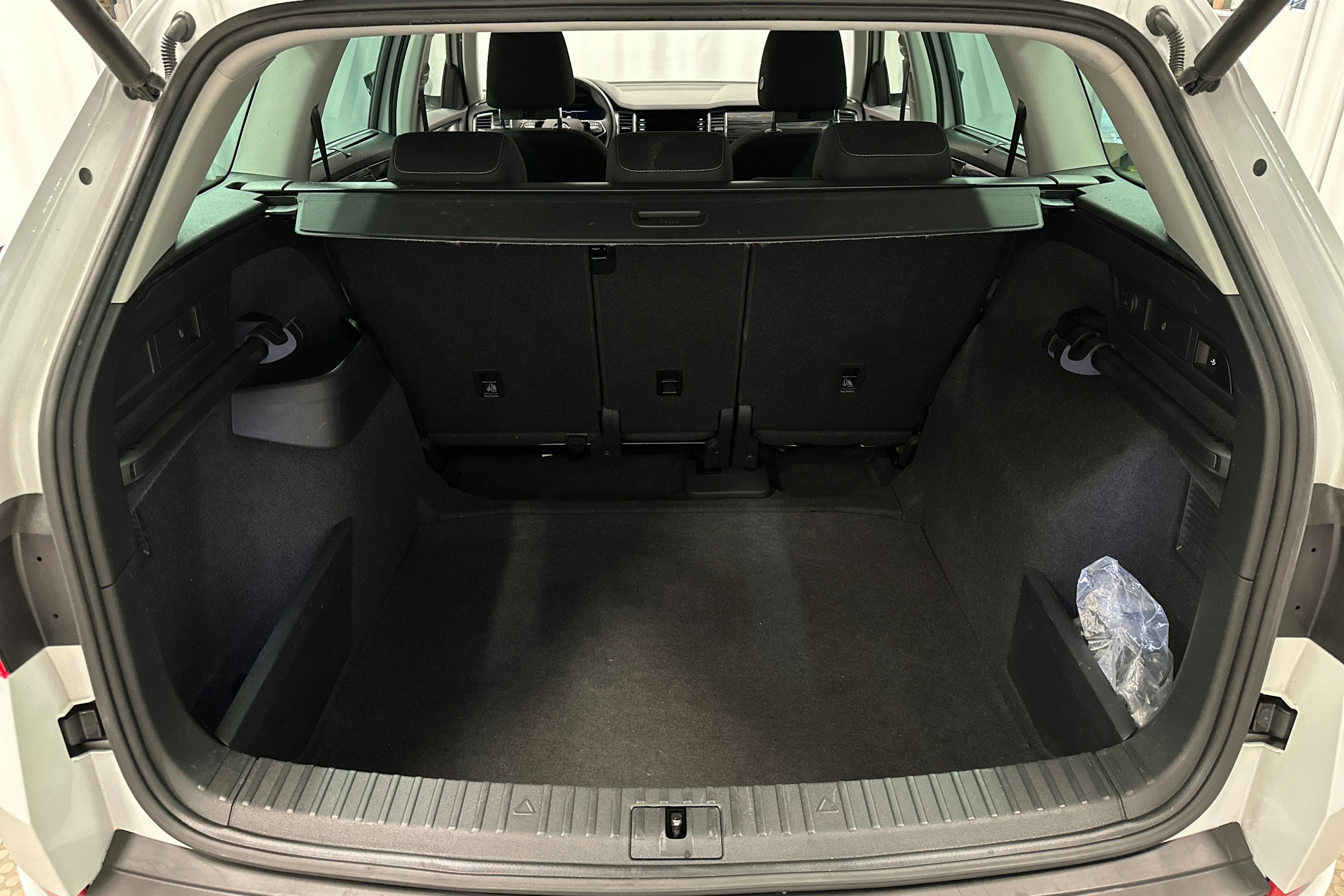 valkoinen Skoda Kodiaq 2021 kuva 14.