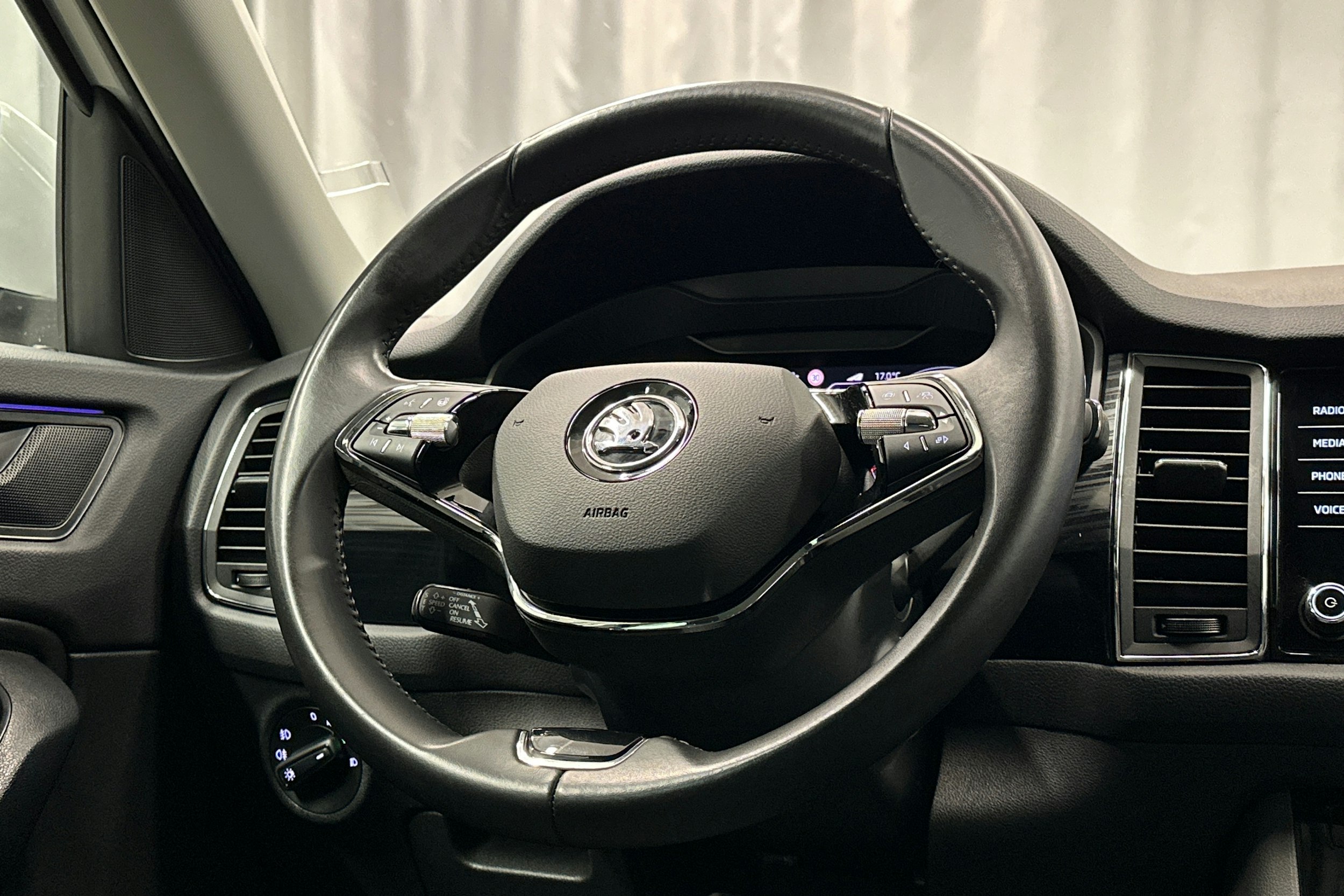 valkoinen Skoda Kodiaq 2021 kuva 18.