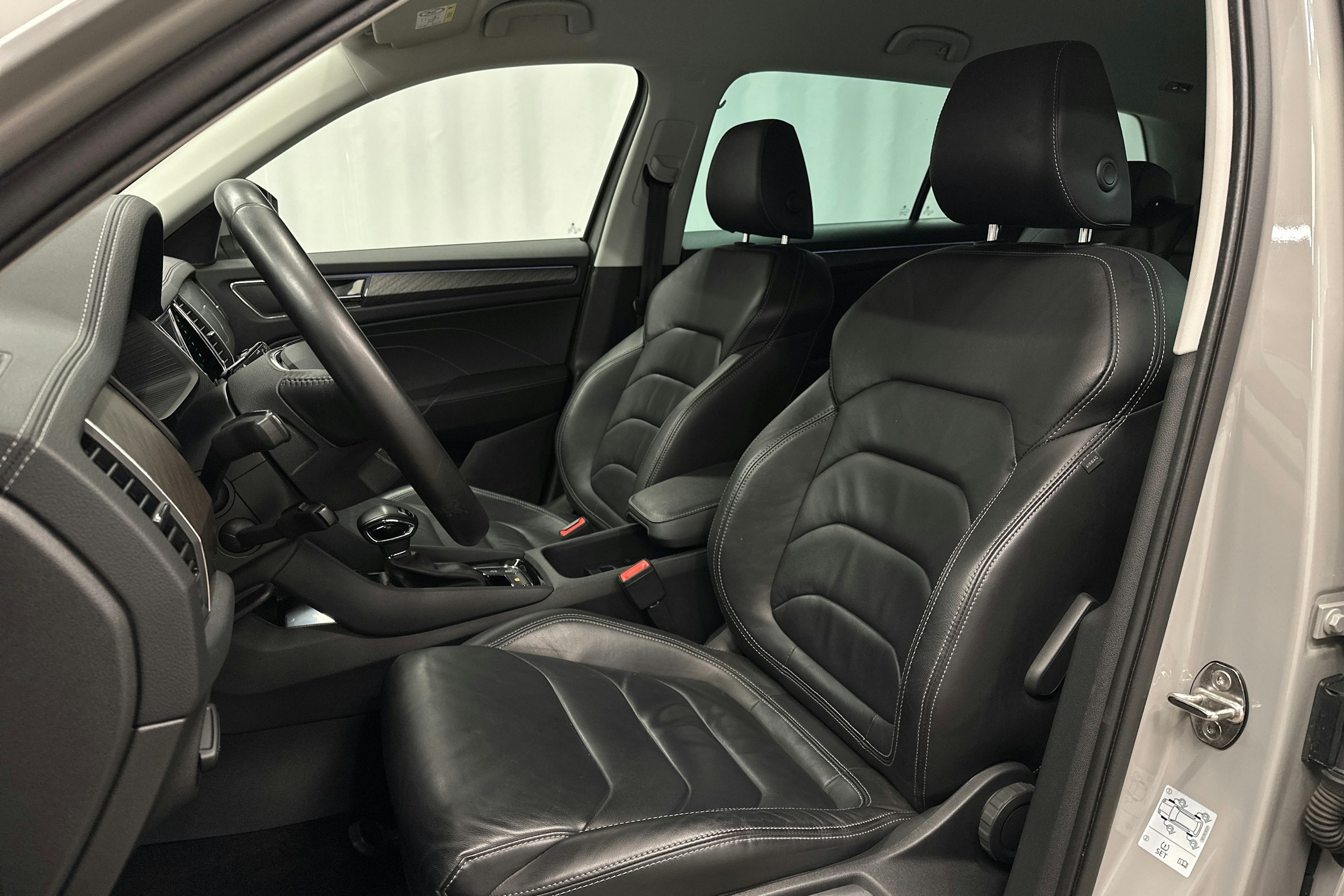 harmaa Skoda Kodiaq 2022 kuva 18.