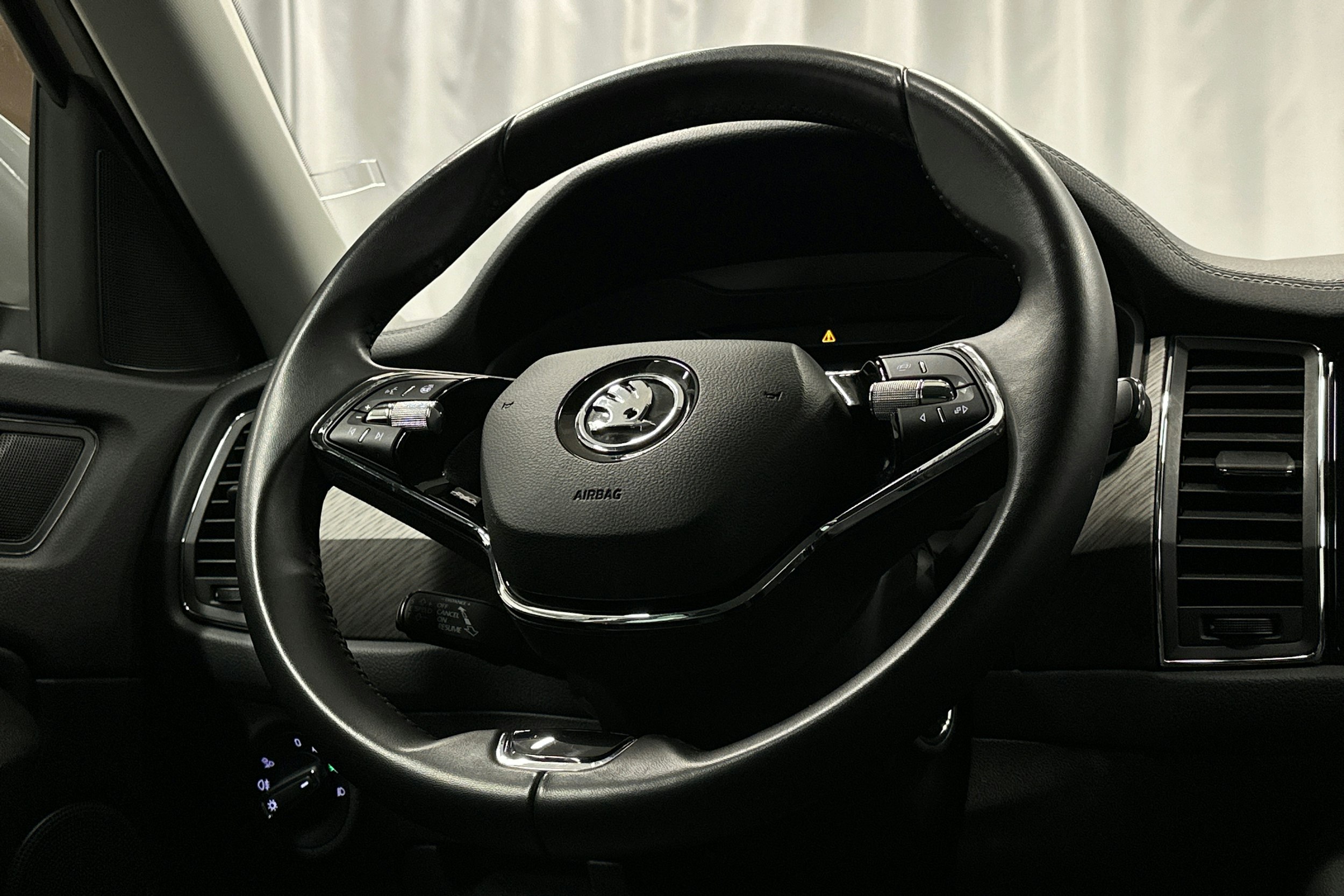 harmaa Skoda Kodiaq 2022 kuva 19.