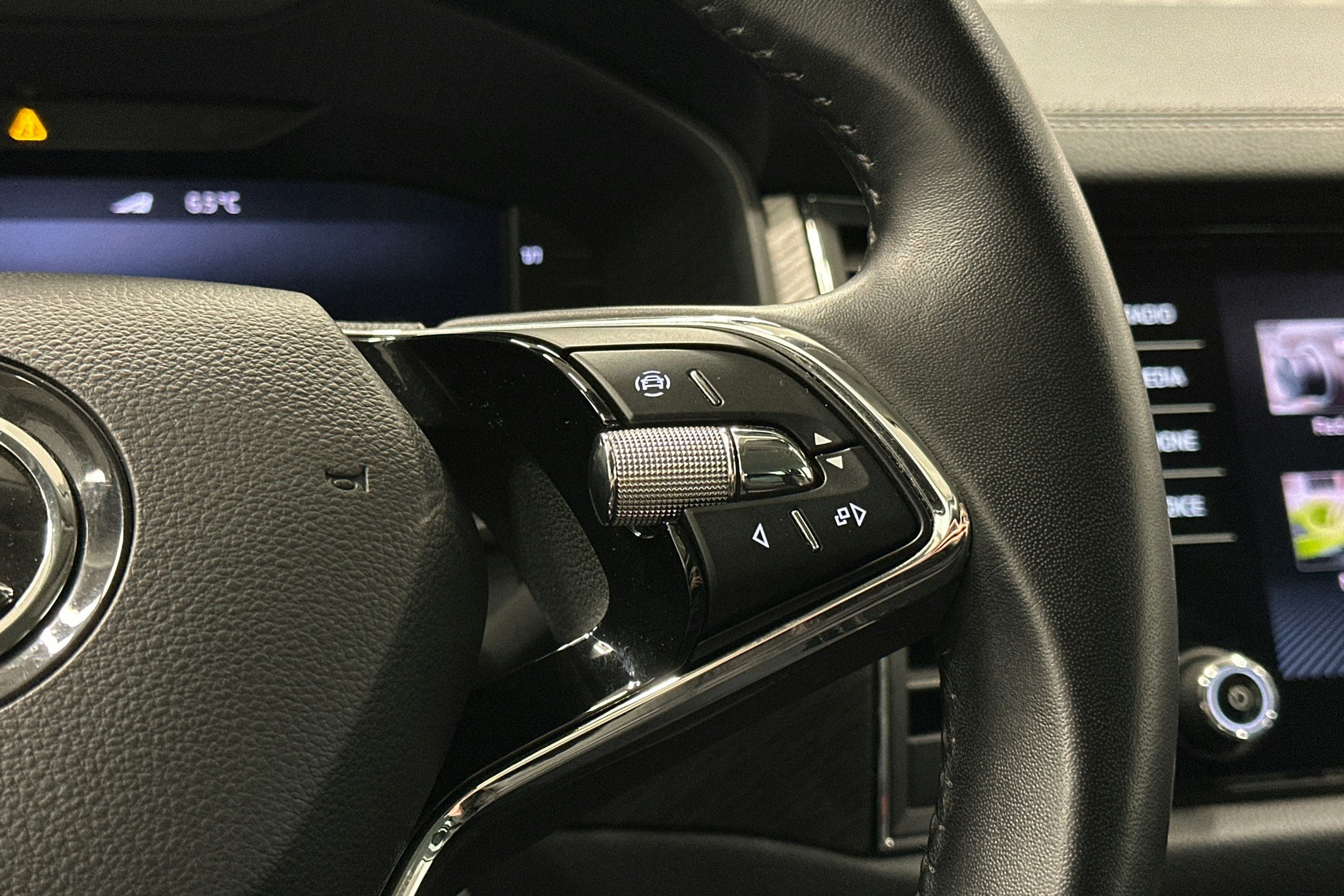 harmaa Skoda Kodiaq 2022 kuva 21.