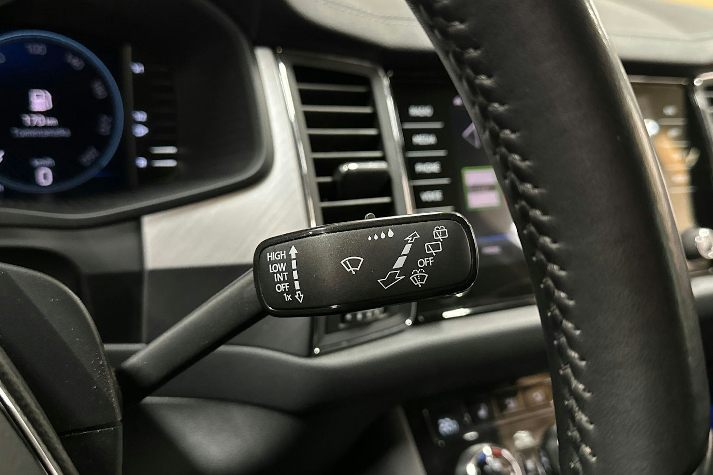 harmaa Skoda Kodiaq 2022 kuva 24.