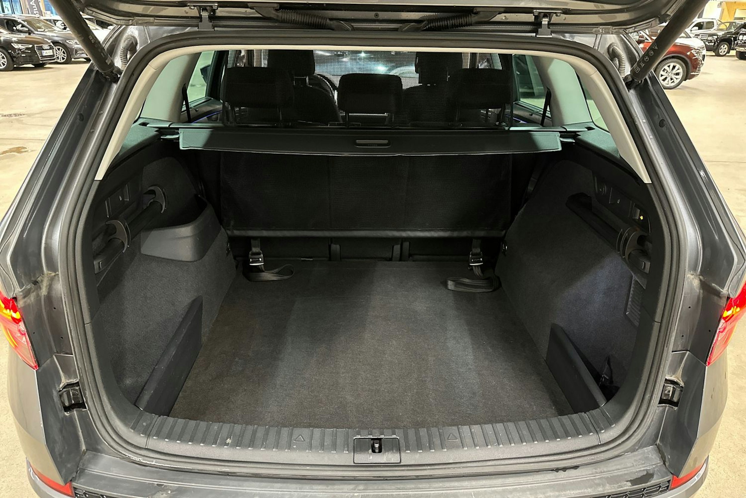 harmaa Skoda Kodiaq 2022 kuva 29.