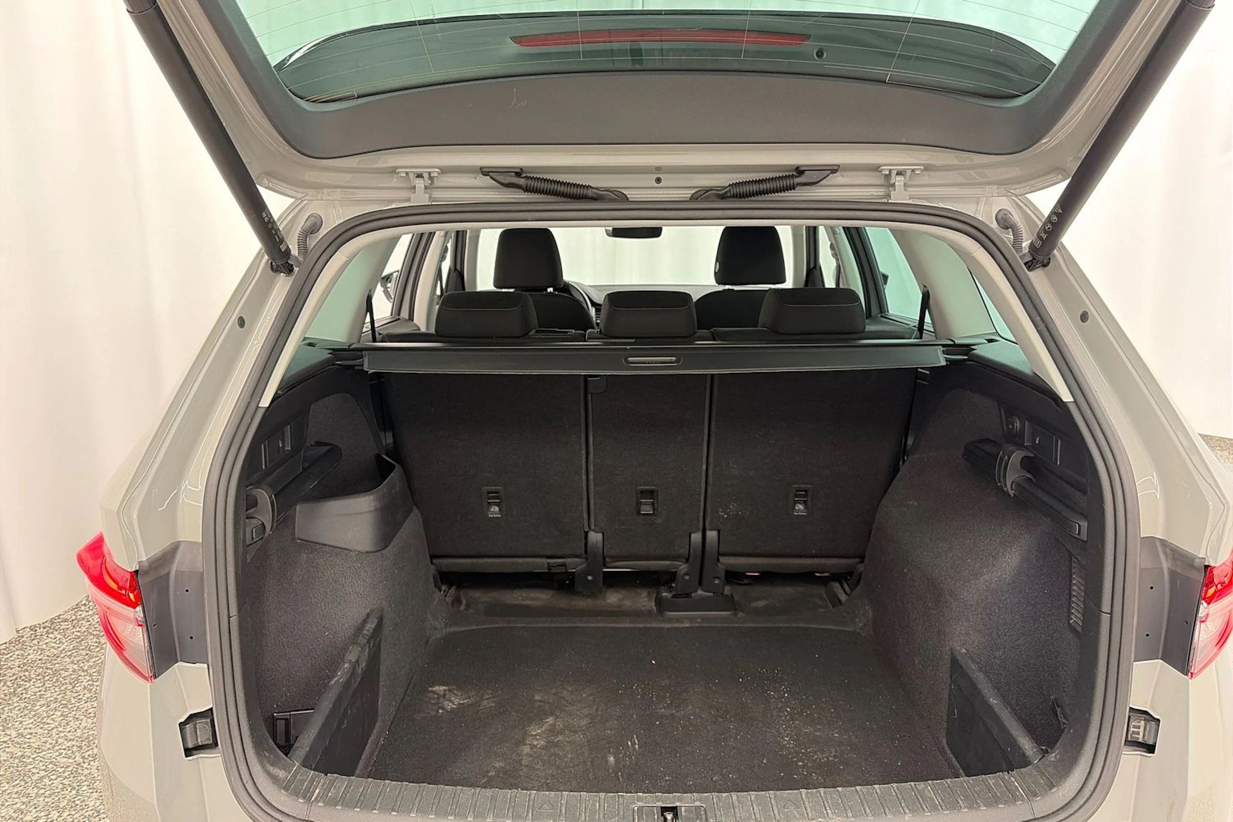 harmaa Skoda Kodiaq 2022 kuva 15.