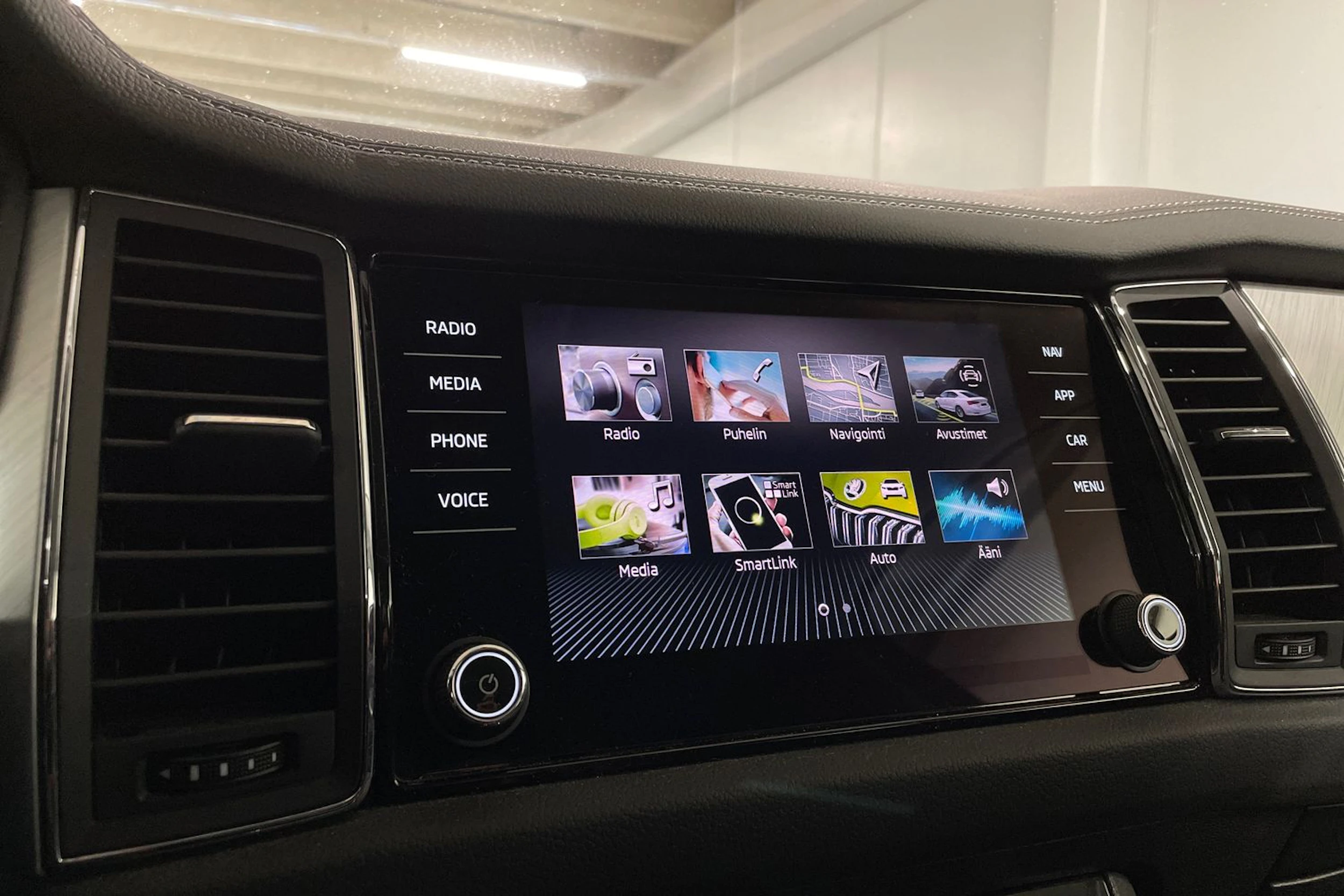 harmaa Skoda Kodiaq 2022 kuva 15.