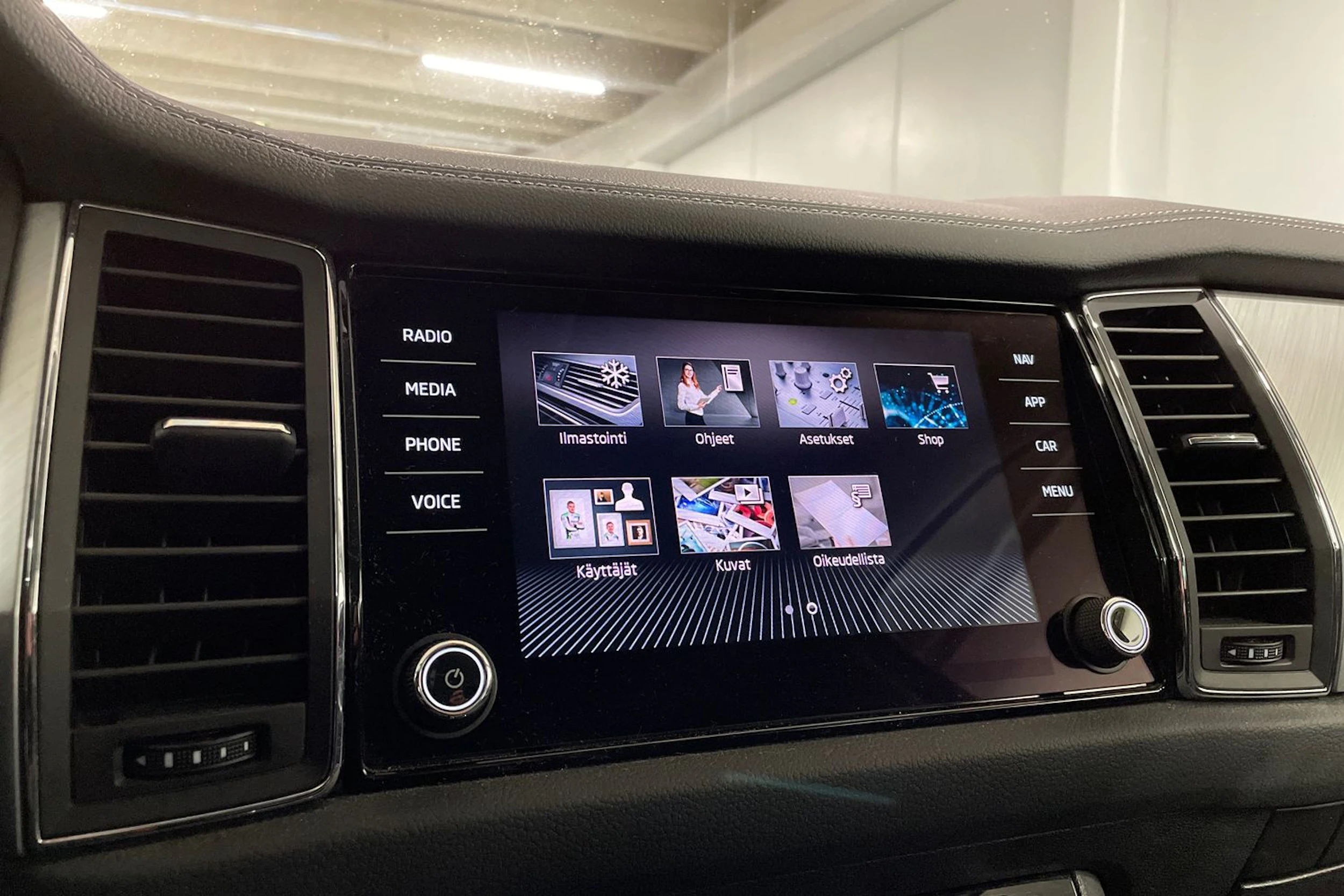 harmaa Skoda Kodiaq 2022 kuva 16.