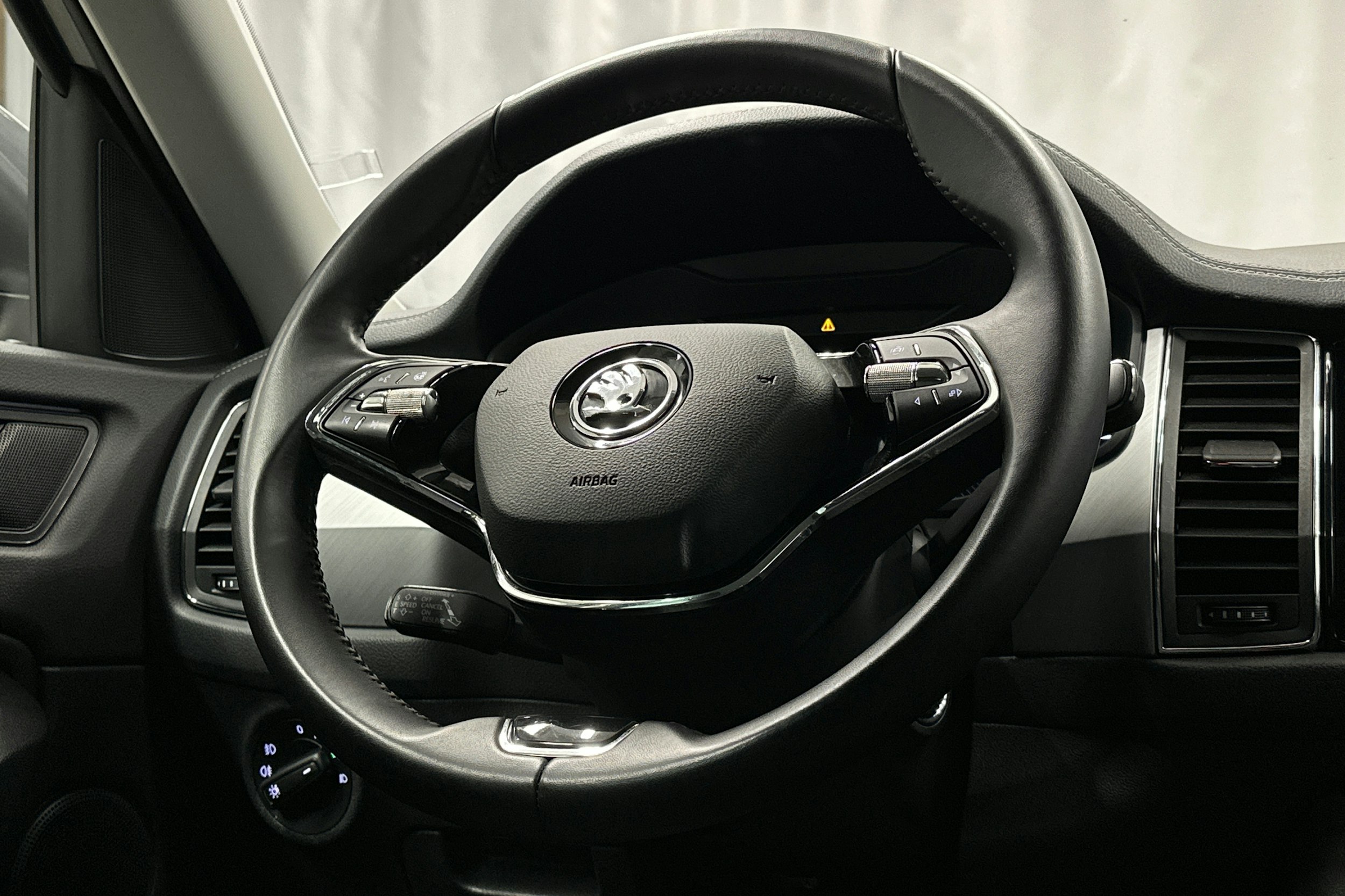 harmaa Skoda Kodiaq 2022 kuva 19.