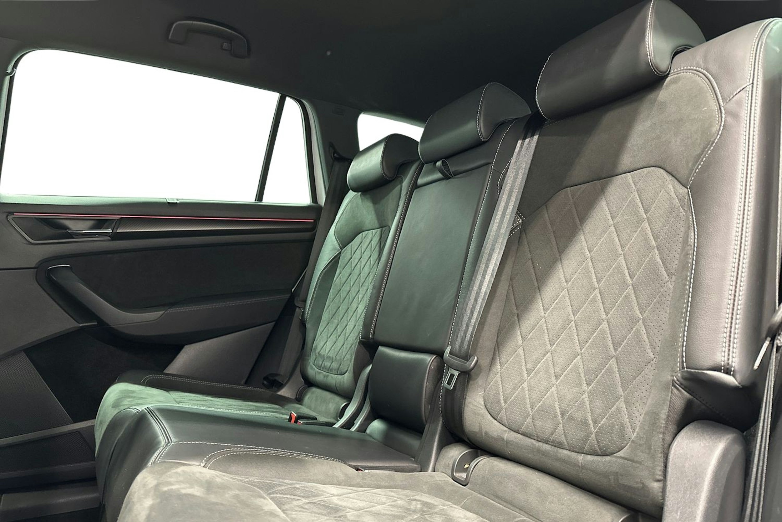 valkoinen Skoda Kodiaq 2022 kuva 8.