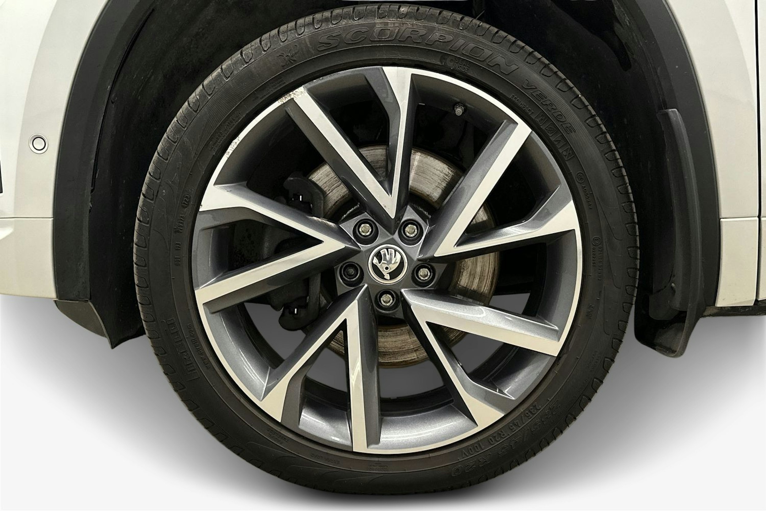 valkoinen Skoda Kodiaq 2022 kuva 9.