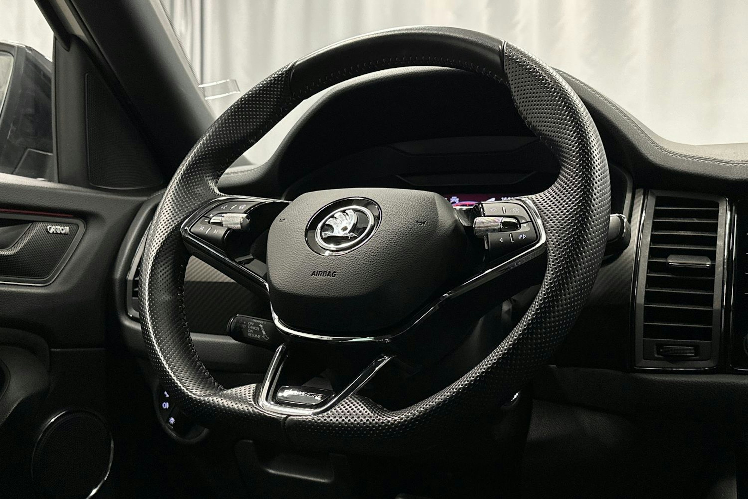 valkoinen Skoda Kodiaq 2022 kuva 15.
