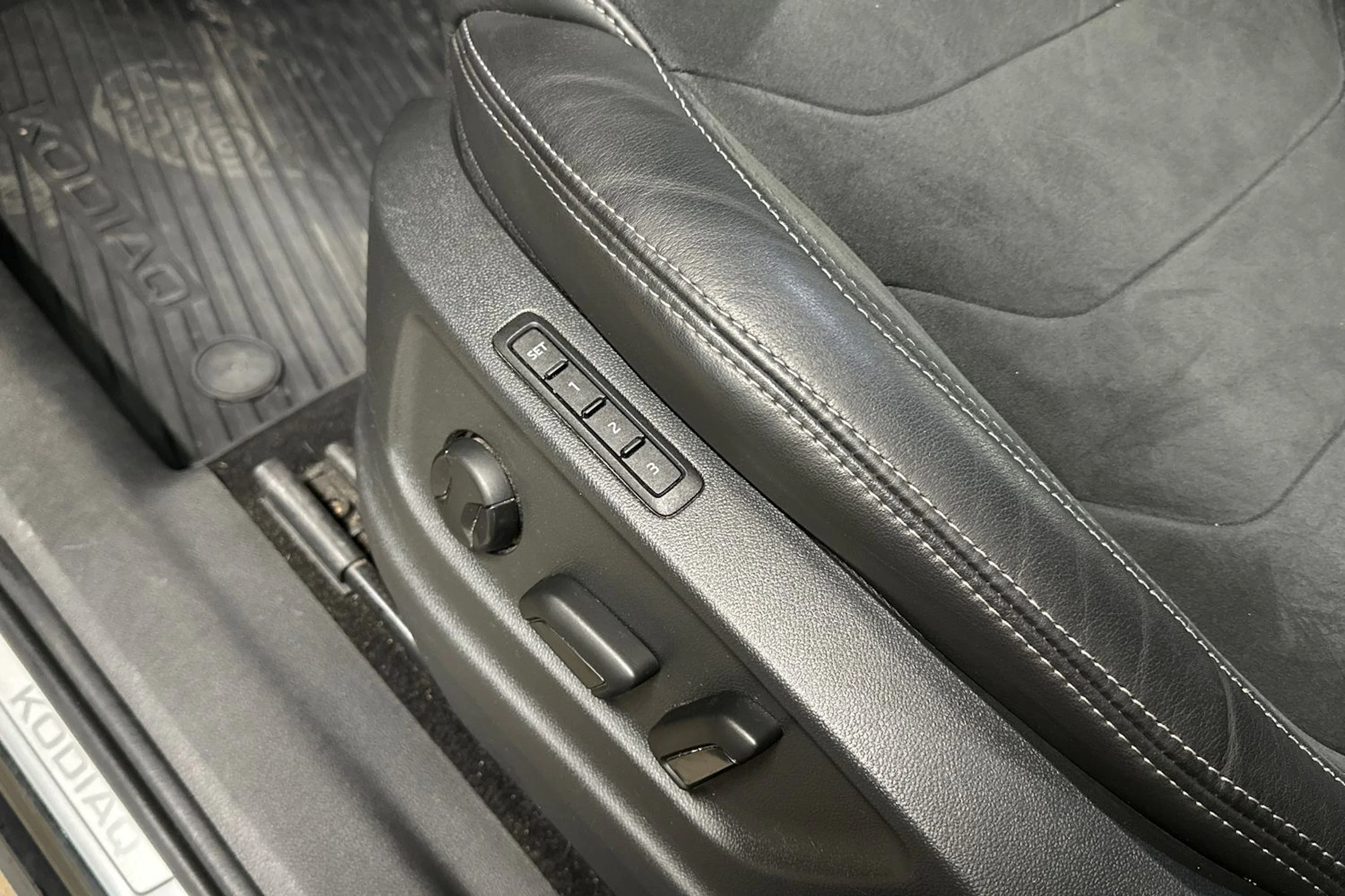 musta Skoda Kodiaq 2022 kuva 16.