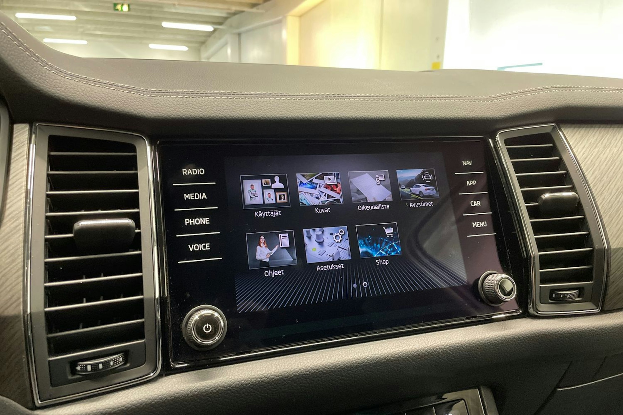 harmaa Skoda Kodiaq 2022 kuva 18.