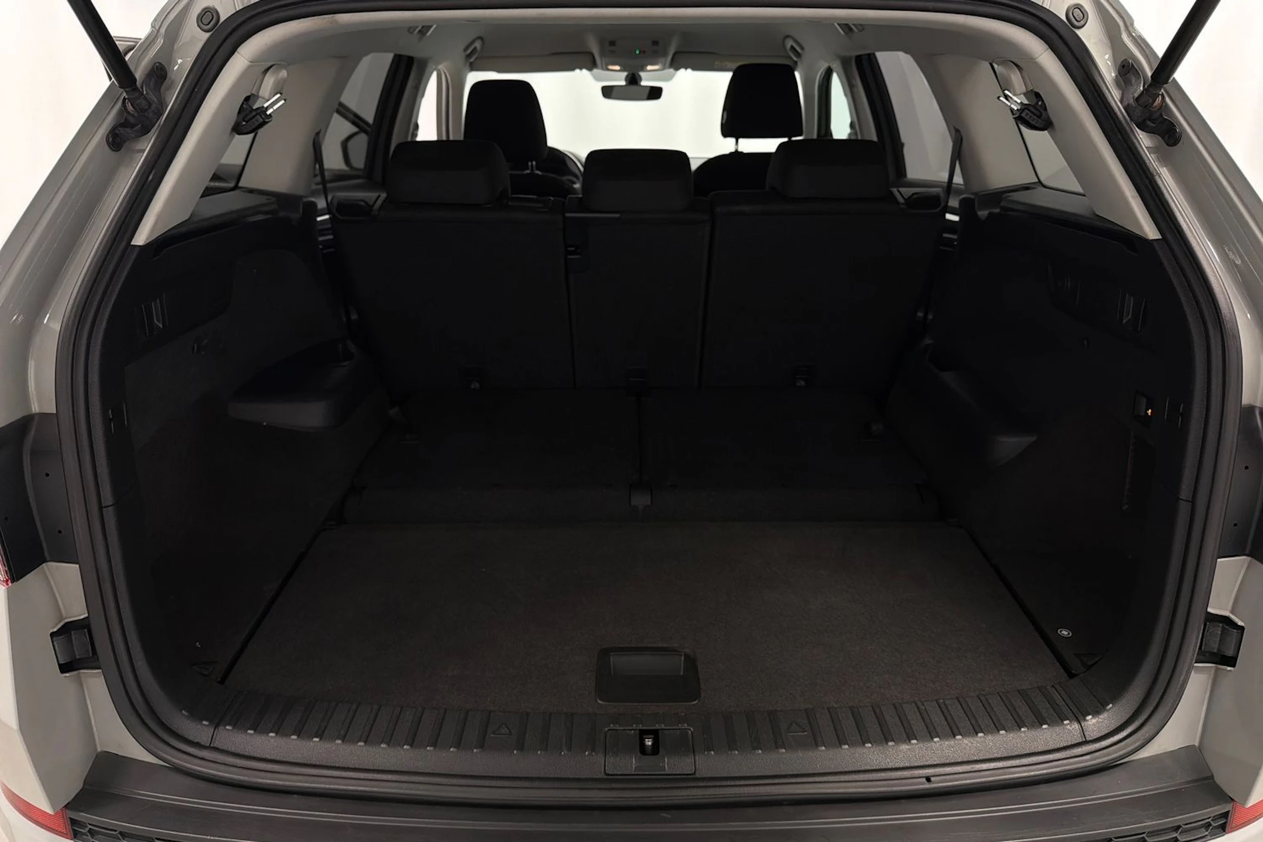 harmaa Skoda Kodiaq 2022 kuva 55.