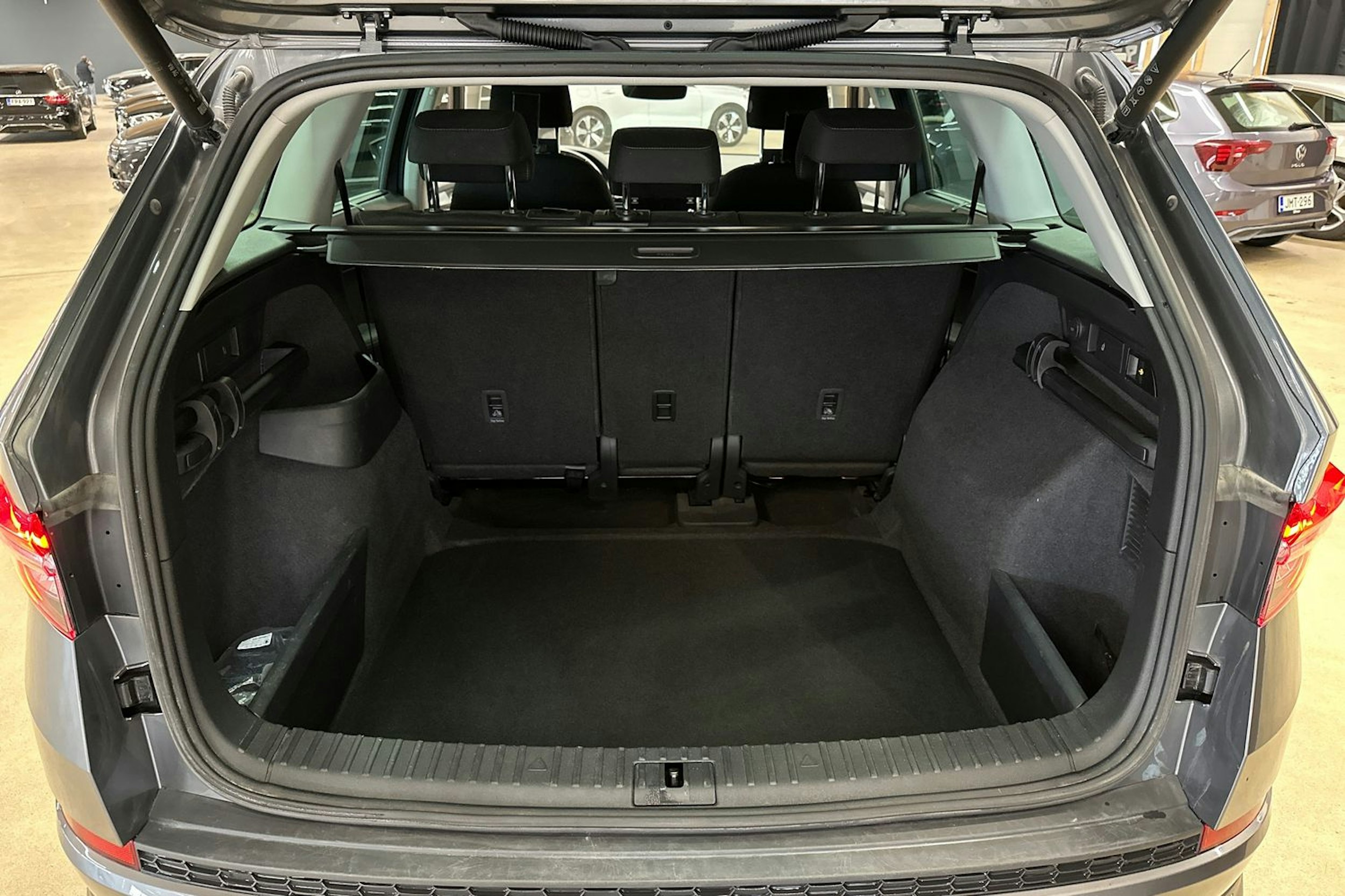 harmaa Skoda Kodiaq 2022 kuva 30.
