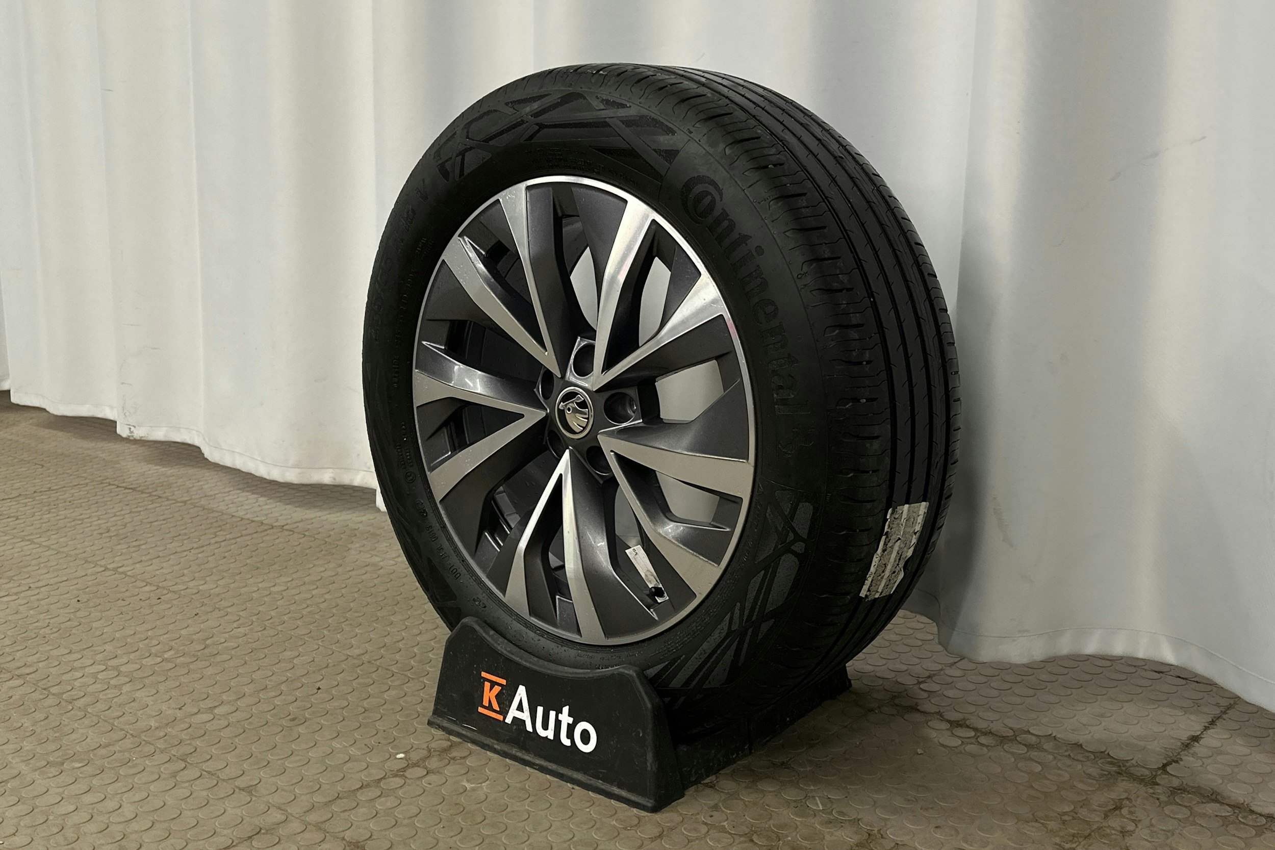 harmaa Skoda Kodiaq 2023 kuva 13.