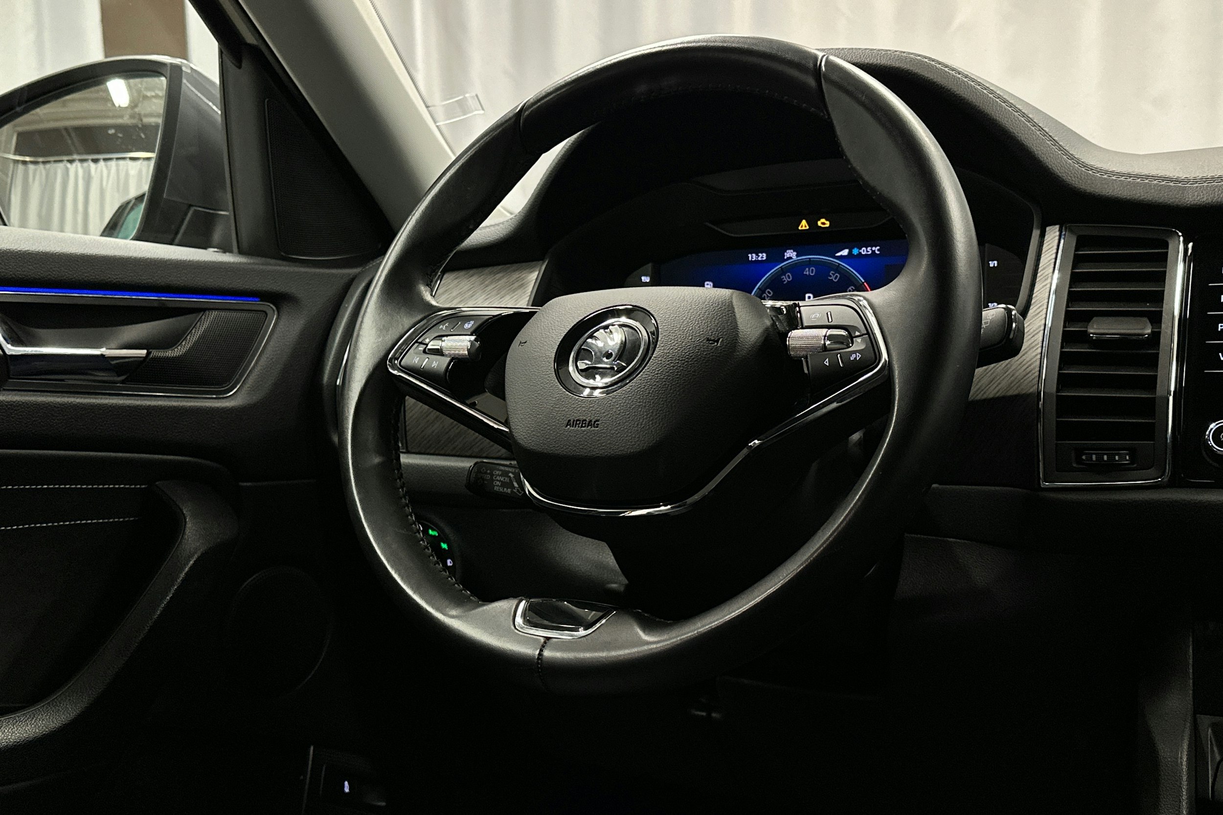 harmaa Skoda Kodiaq 2023 kuva 17.