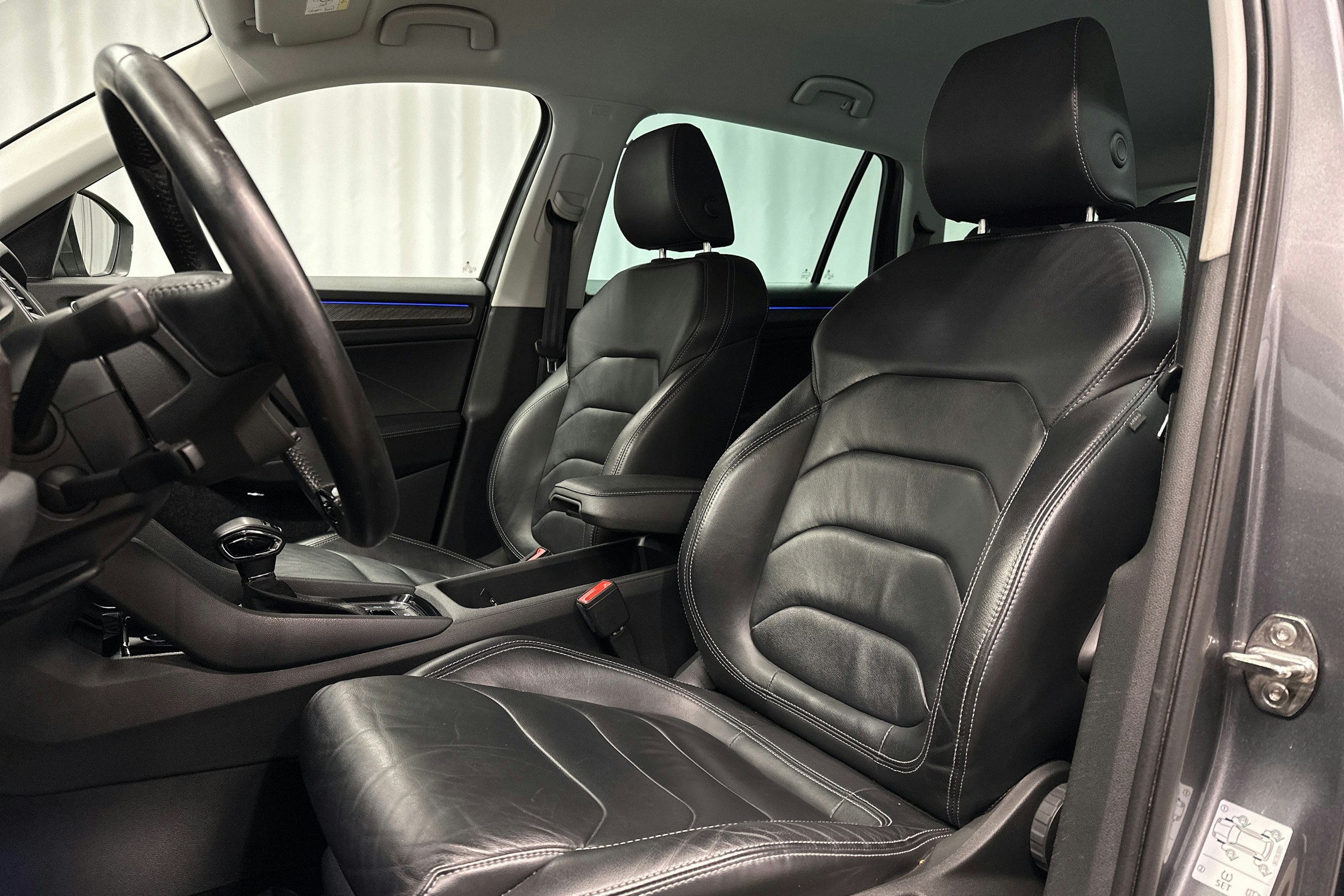 harmaa Skoda Kodiaq 2023 kuva 18.