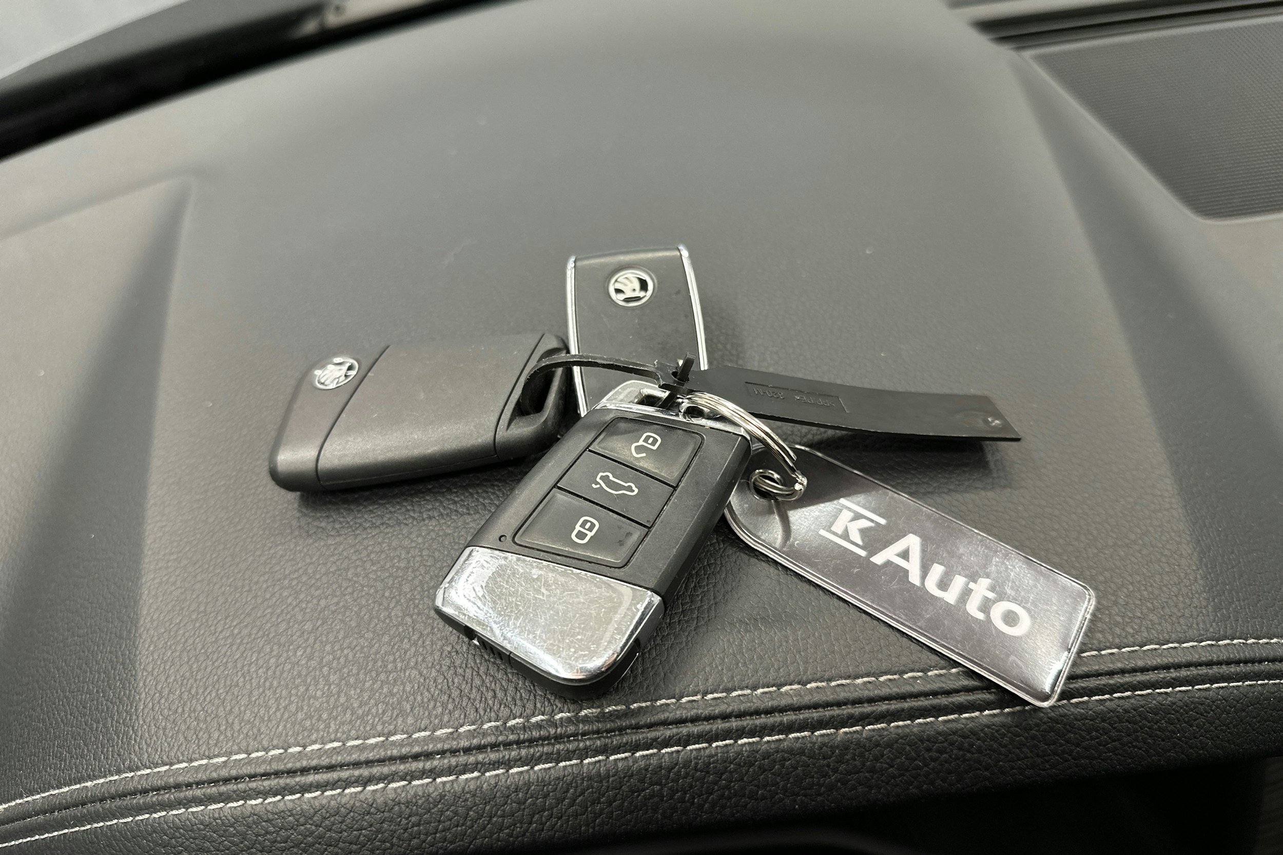 harmaa Skoda Kodiaq 2023 kuva 33.