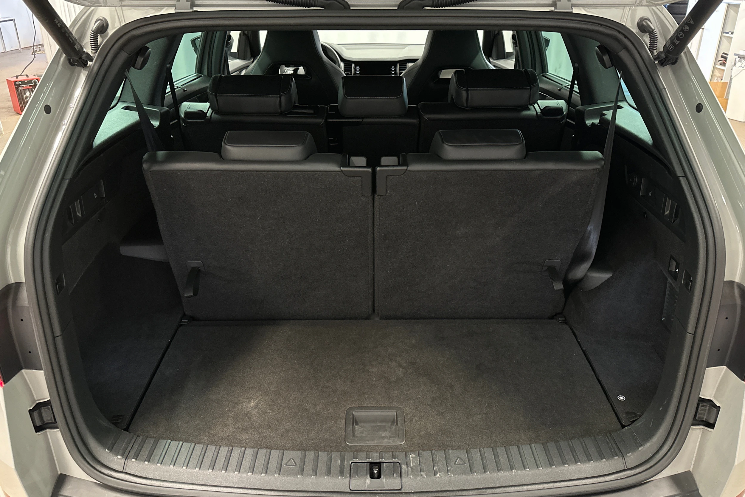 harmaa Skoda Kodiaq 2023 kuva 11.