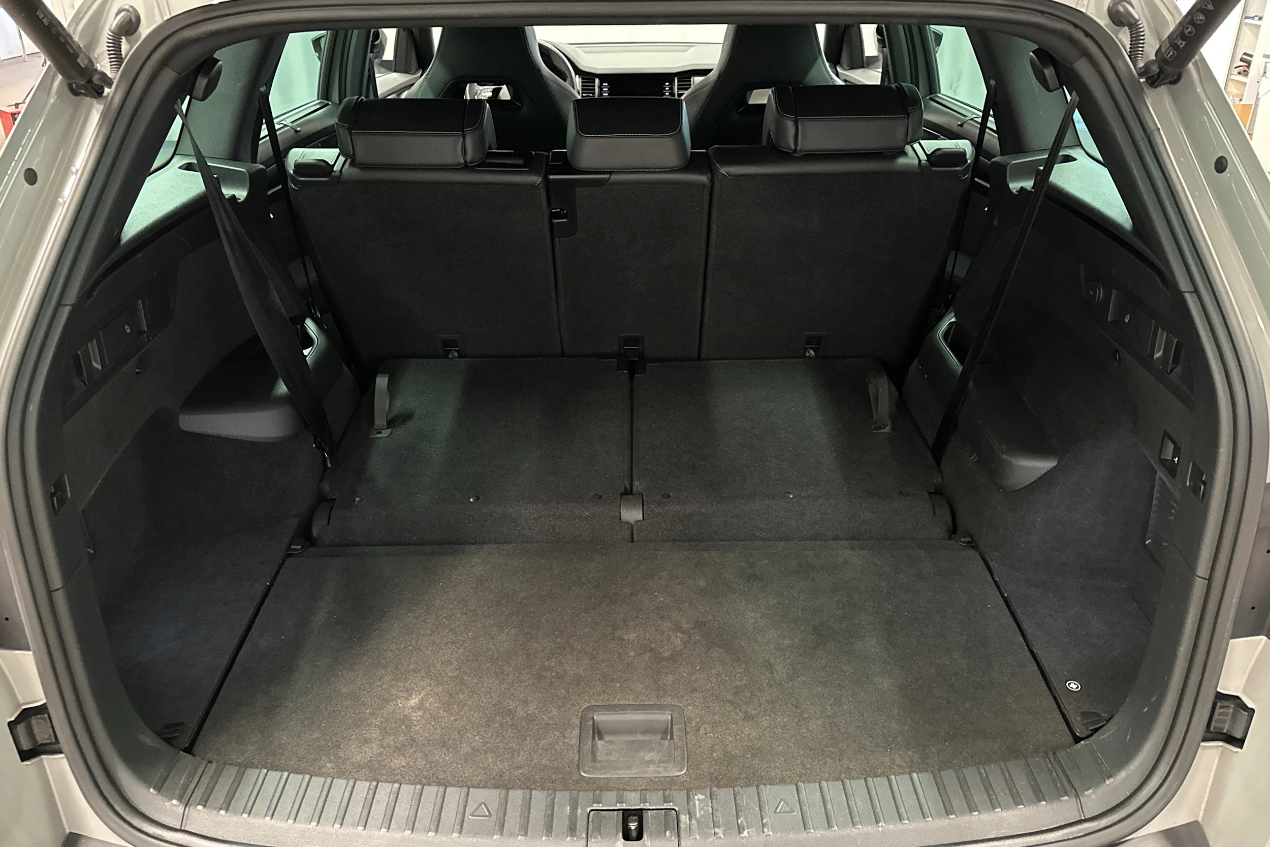 harmaa Skoda Kodiaq 2023 kuva 12.