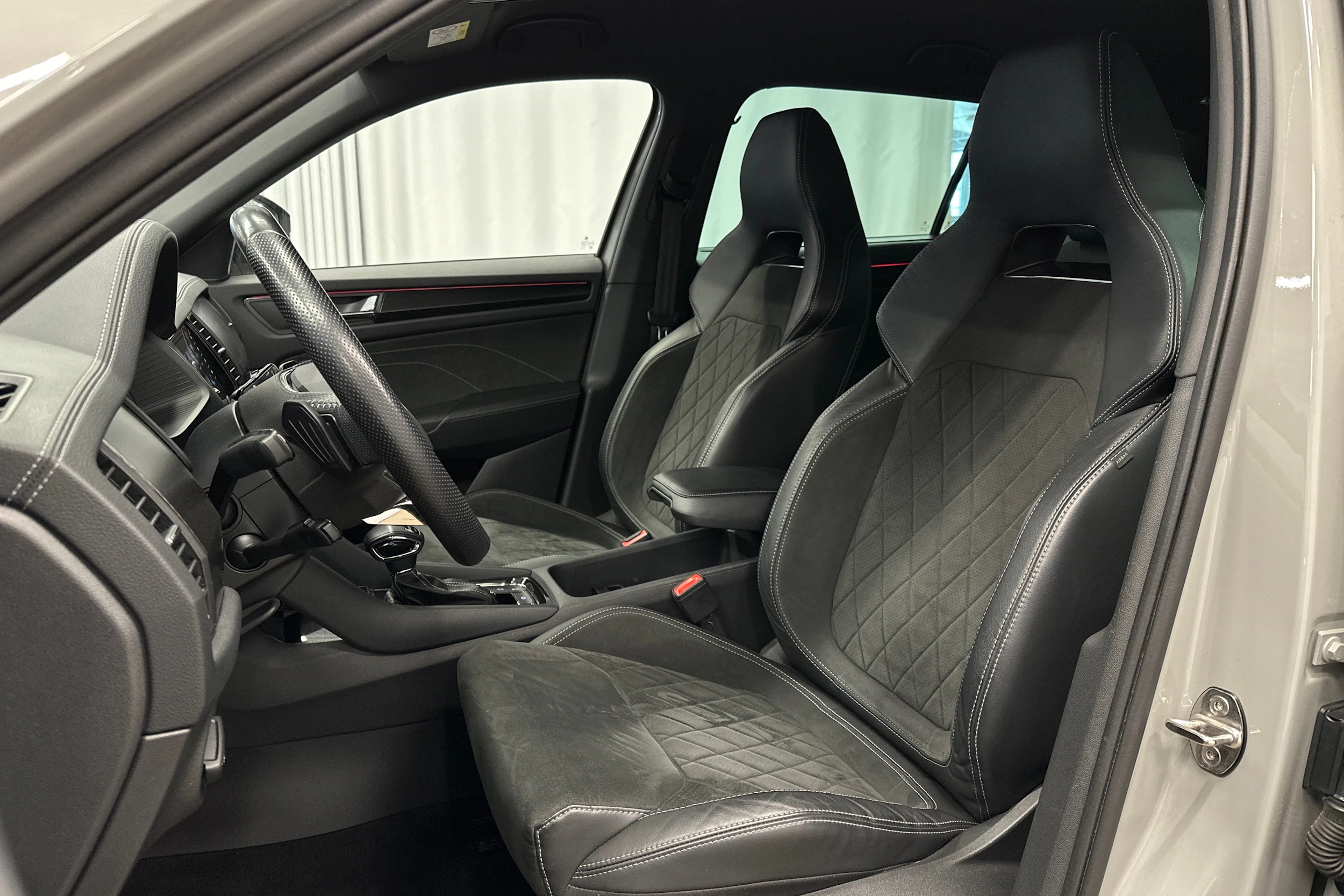 harmaa Skoda Kodiaq 2023 kuva 17.