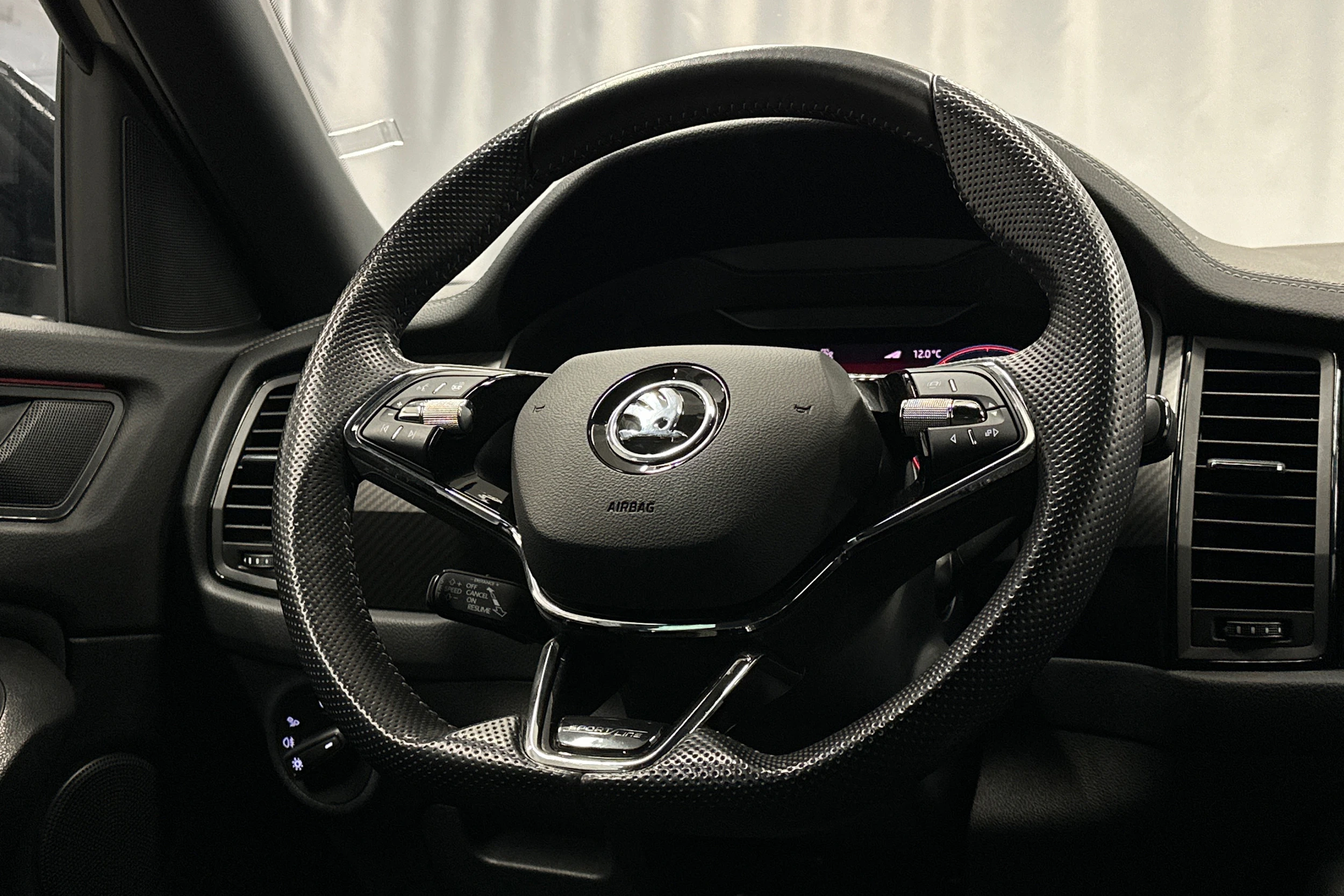 harmaa Skoda Kodiaq 2023 kuva 19.