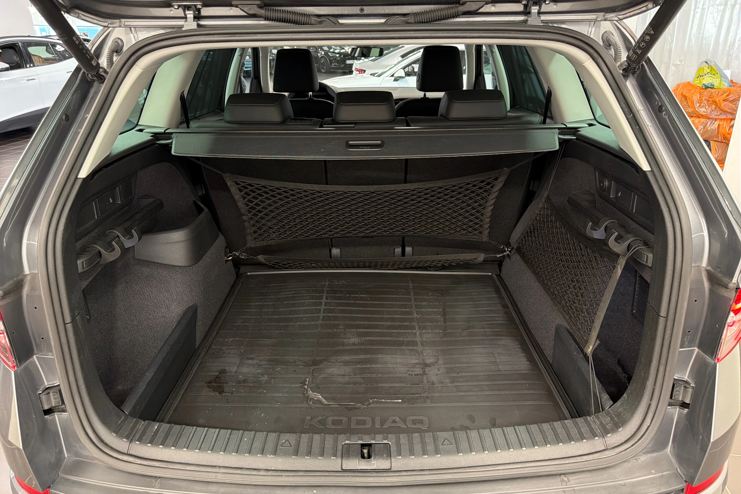 Harmaa Skoda KODIAQ 2023 kuva 11.