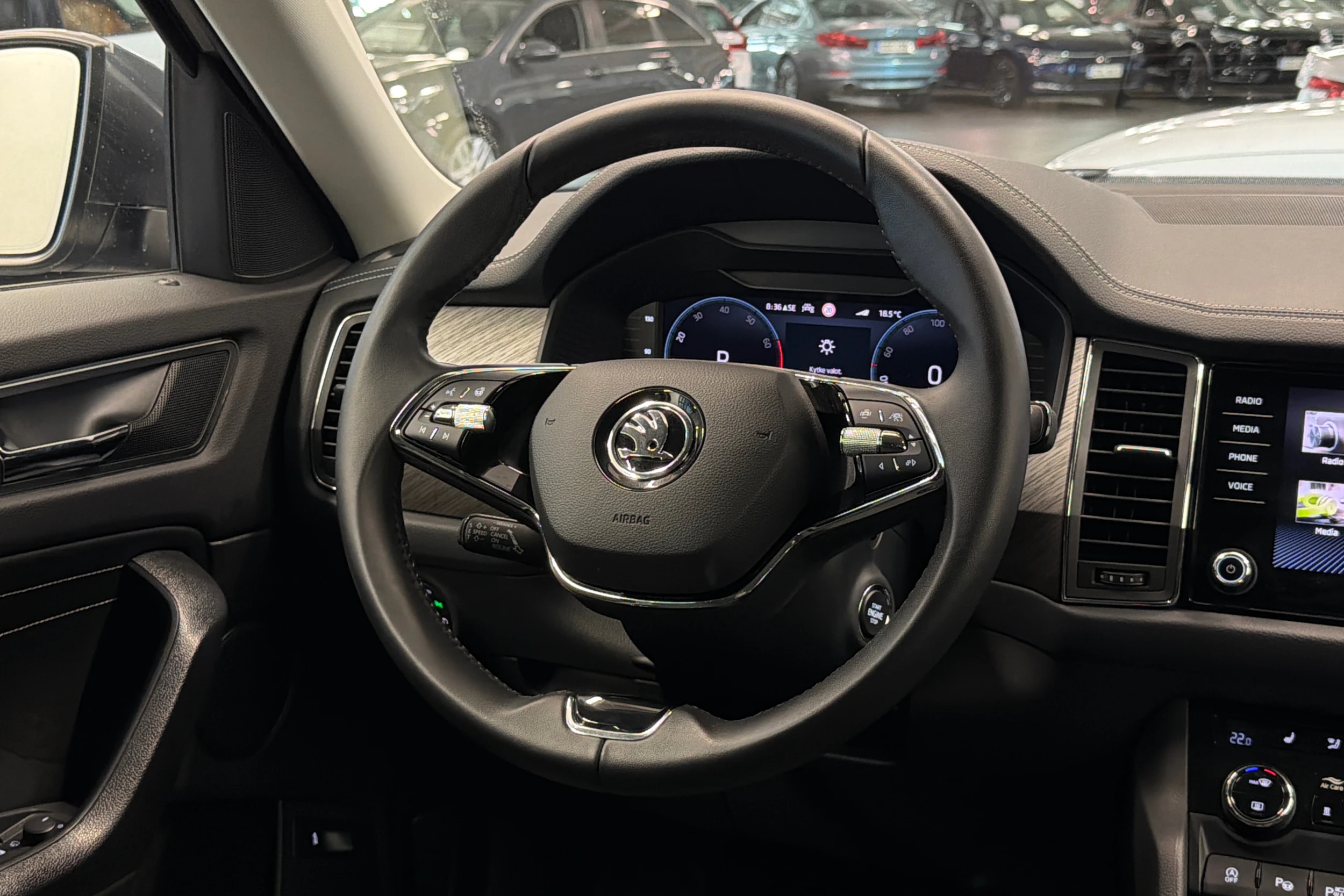 Harmaa Skoda KODIAQ 2023 kuva 15.