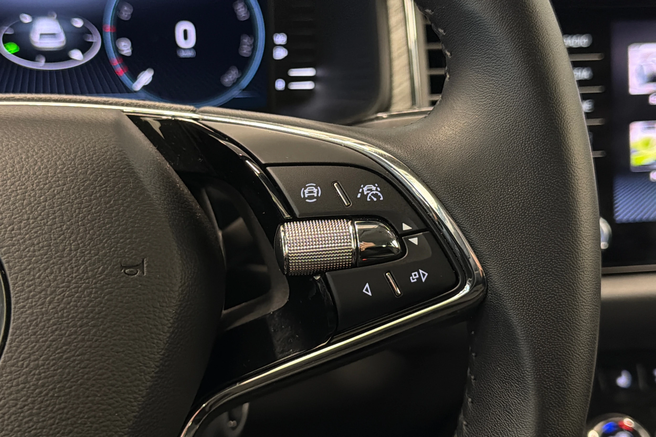 Harmaa Skoda KODIAQ 2023 kuva 17.