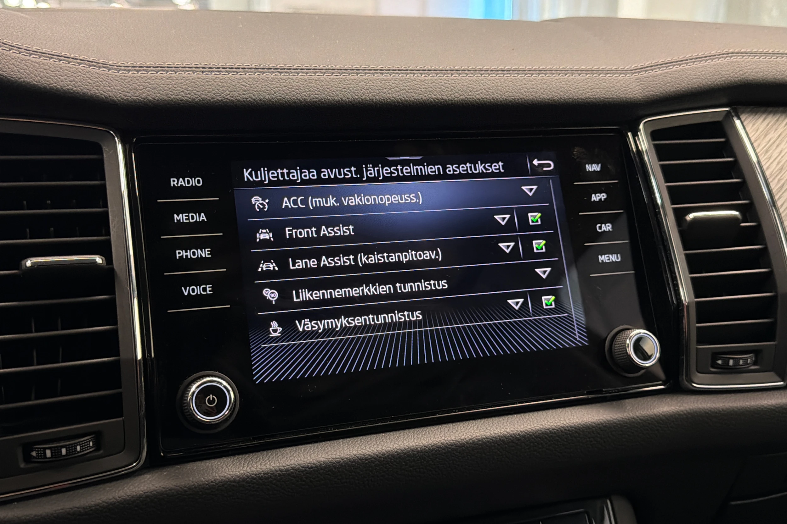 Harmaa Skoda KODIAQ 2023 kuva 29.