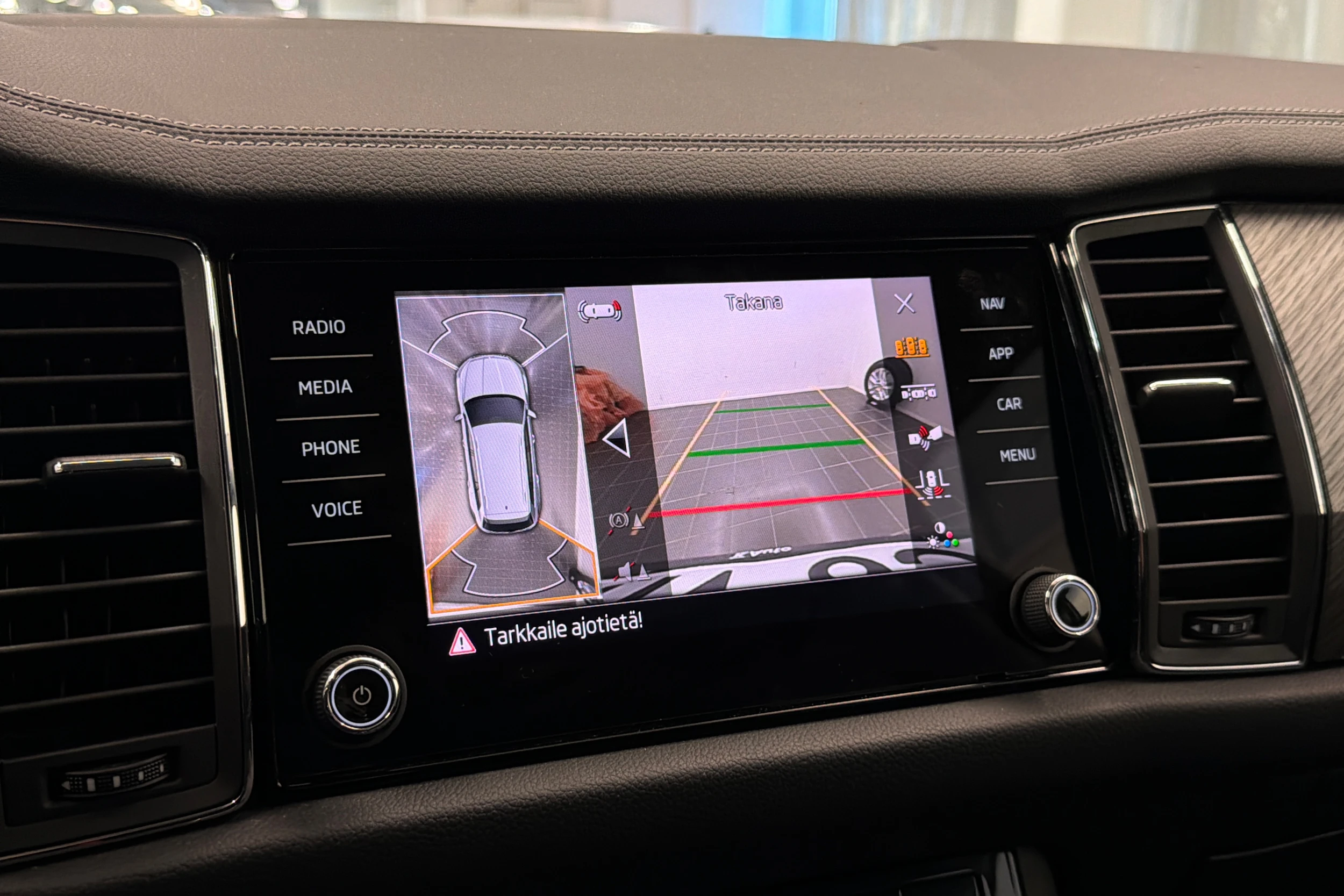 Harmaa Skoda KODIAQ 2023 kuva 32.
