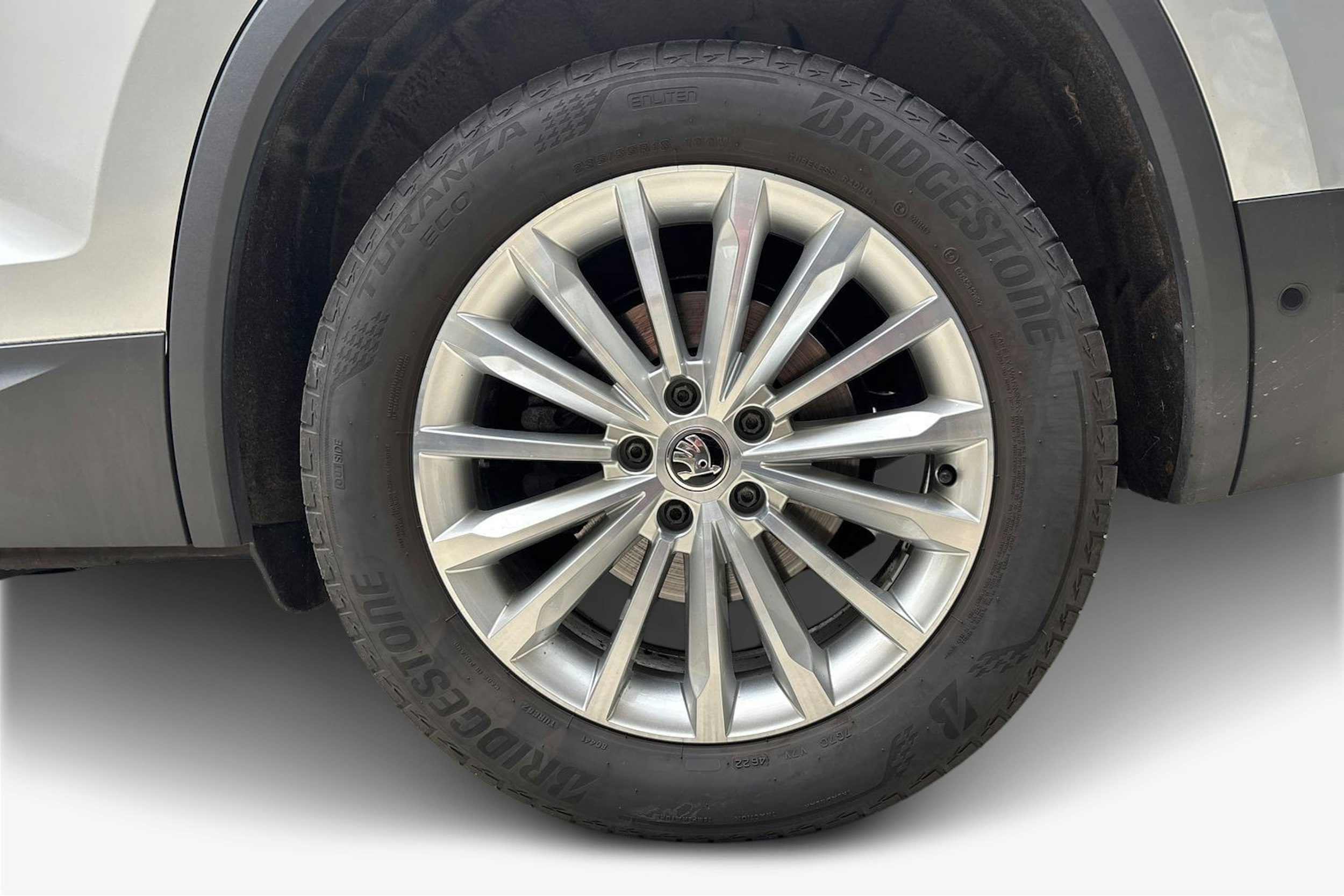harmaa Skoda Kodiaq 2023 kuva 11.