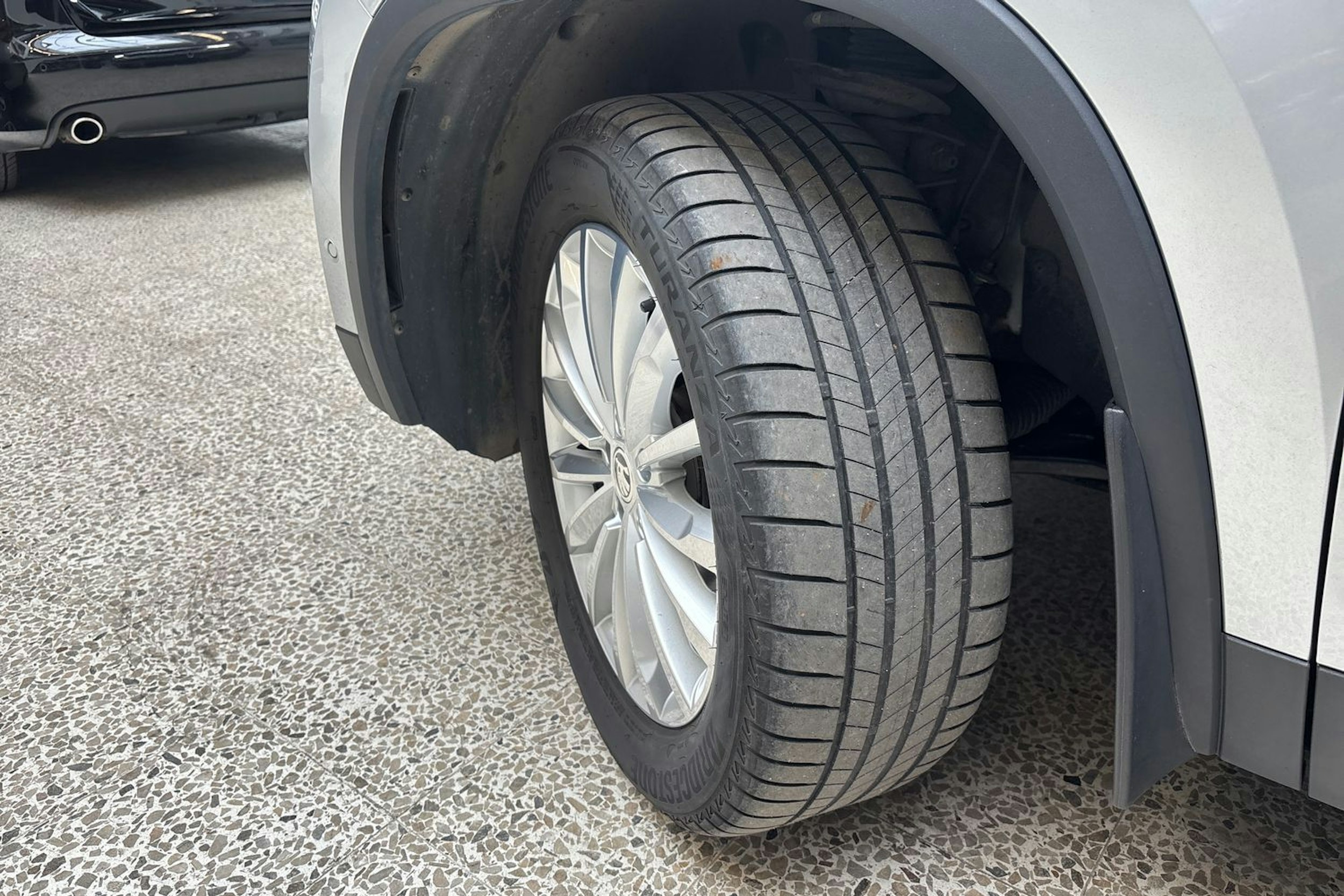 harmaa Skoda Kodiaq 2023 kuva 13.