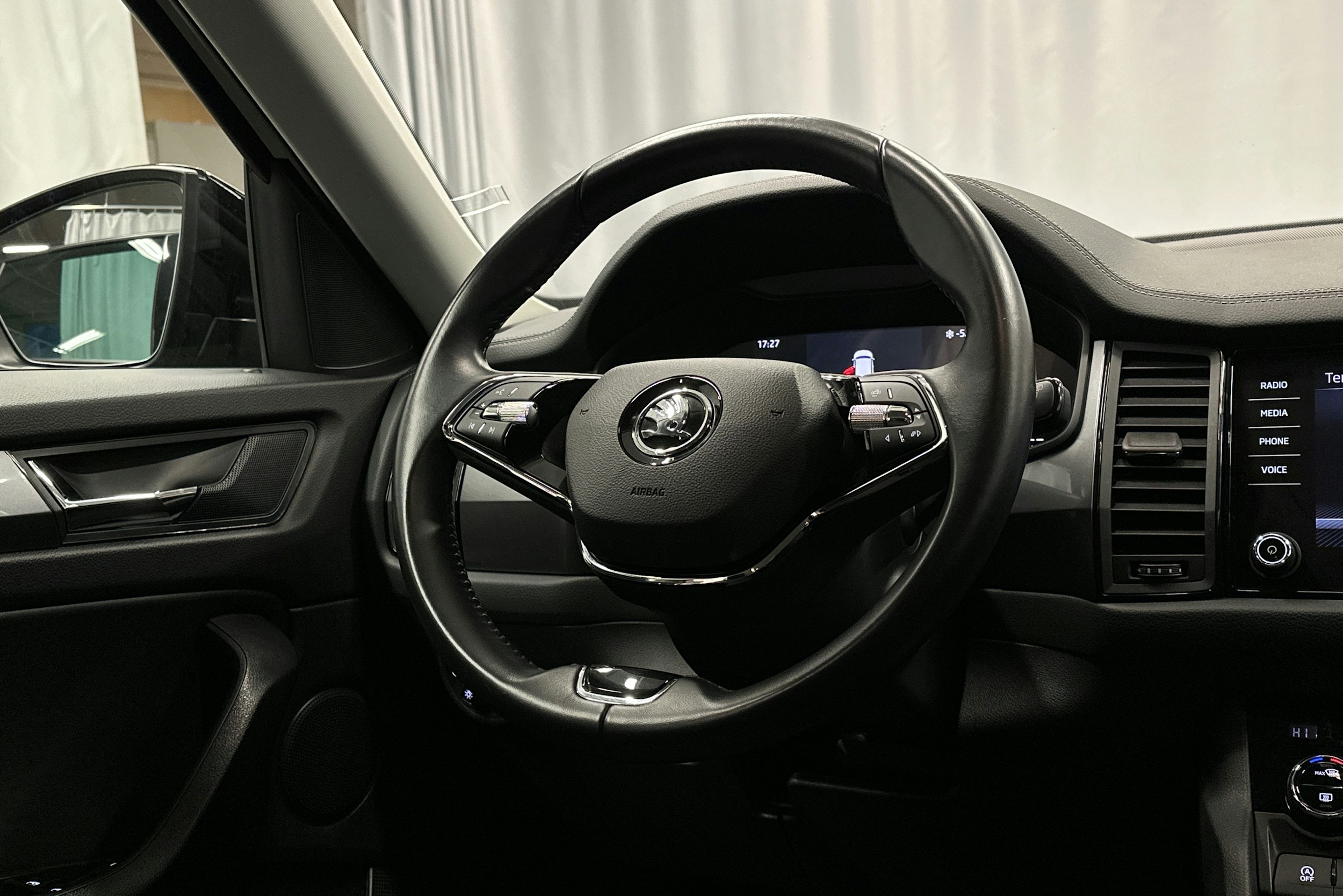 musta Skoda Kodiaq 2024 kuva 16.