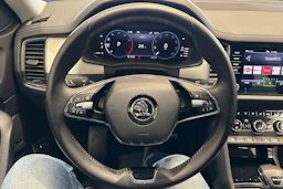 harmaa Skoda Kodiaq 2023 kuva 13.