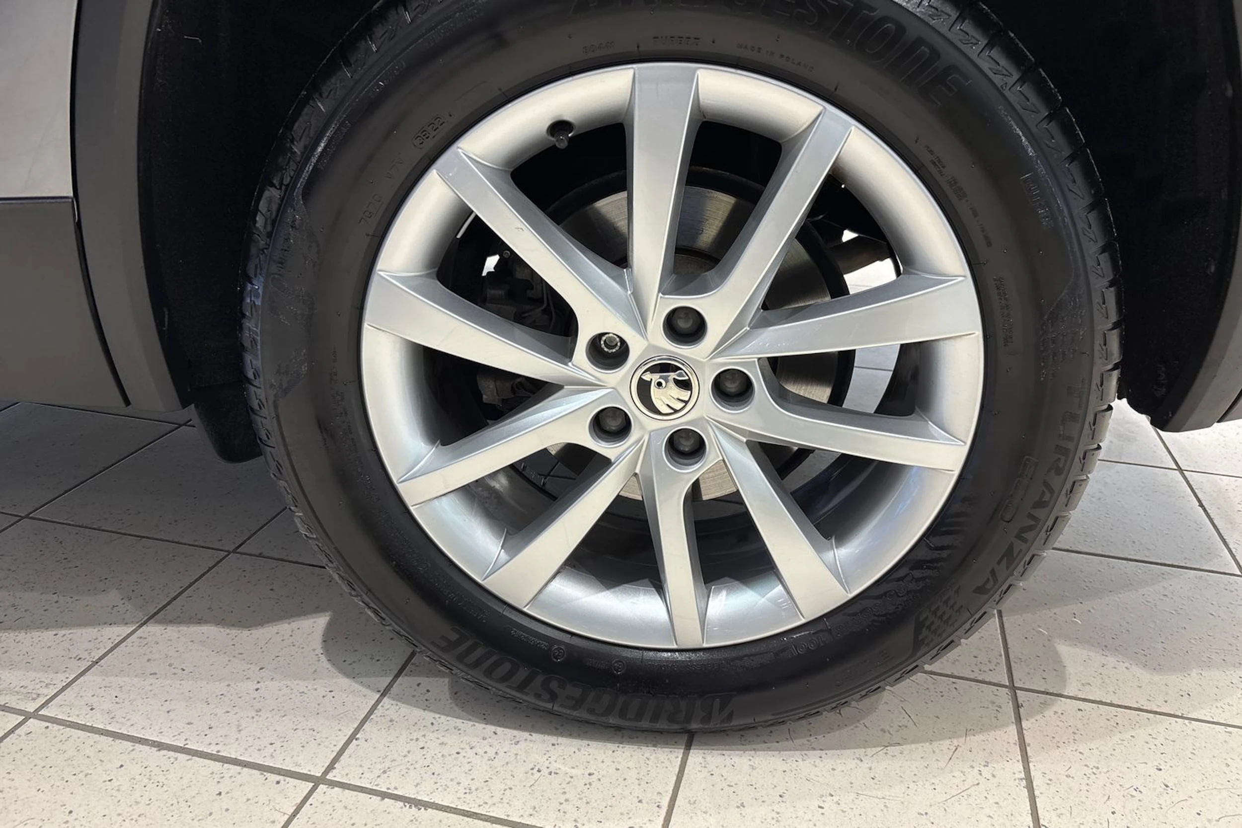 harmaa Skoda Kodiaq 2023 kuva 31.
