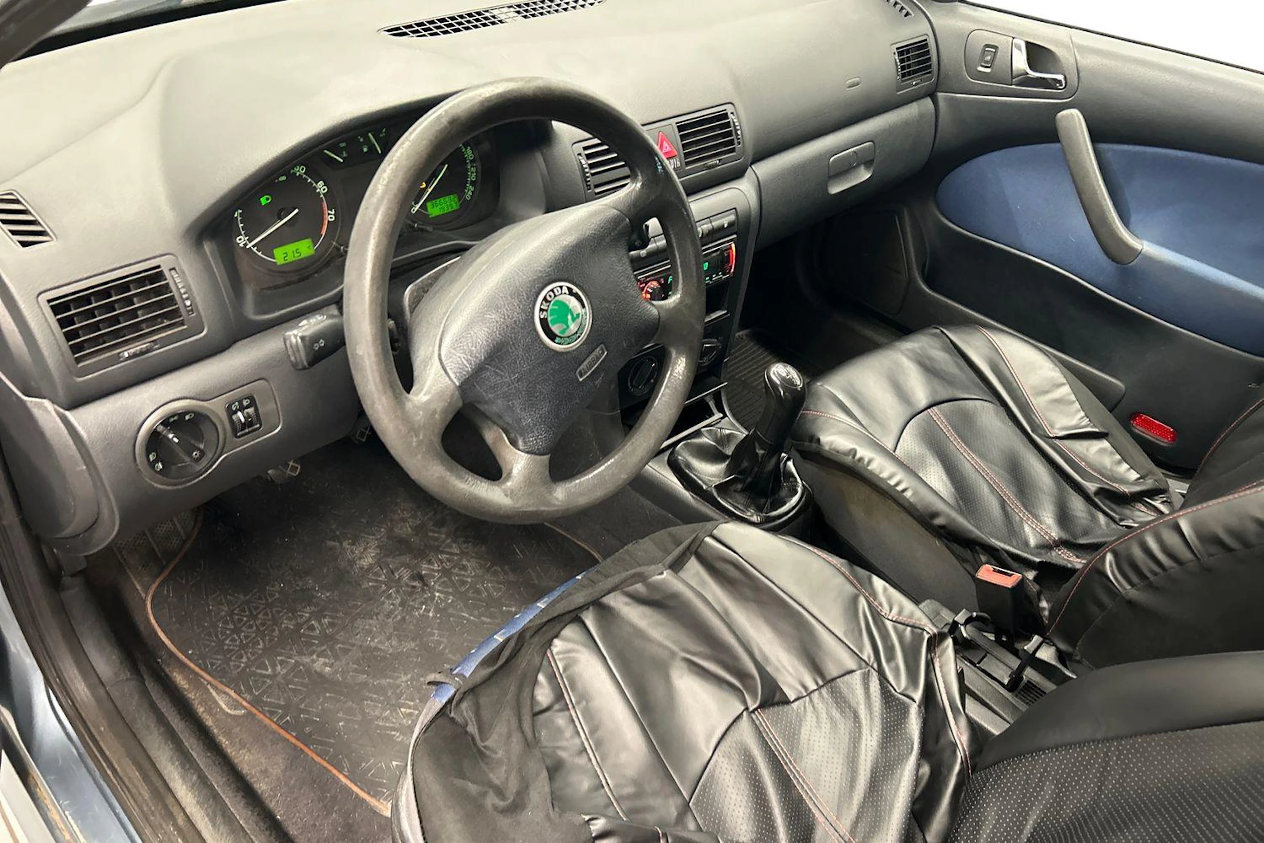 harmaa Skoda Octavia 2002 kuva 6.