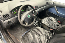 harmaa Skoda Octavia 2002 kuva 6.