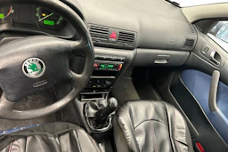 harmaa Skoda Octavia 2002 kuva 7.