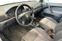 Harmaa Skoda OCTAVIA 2004 kuva 6.