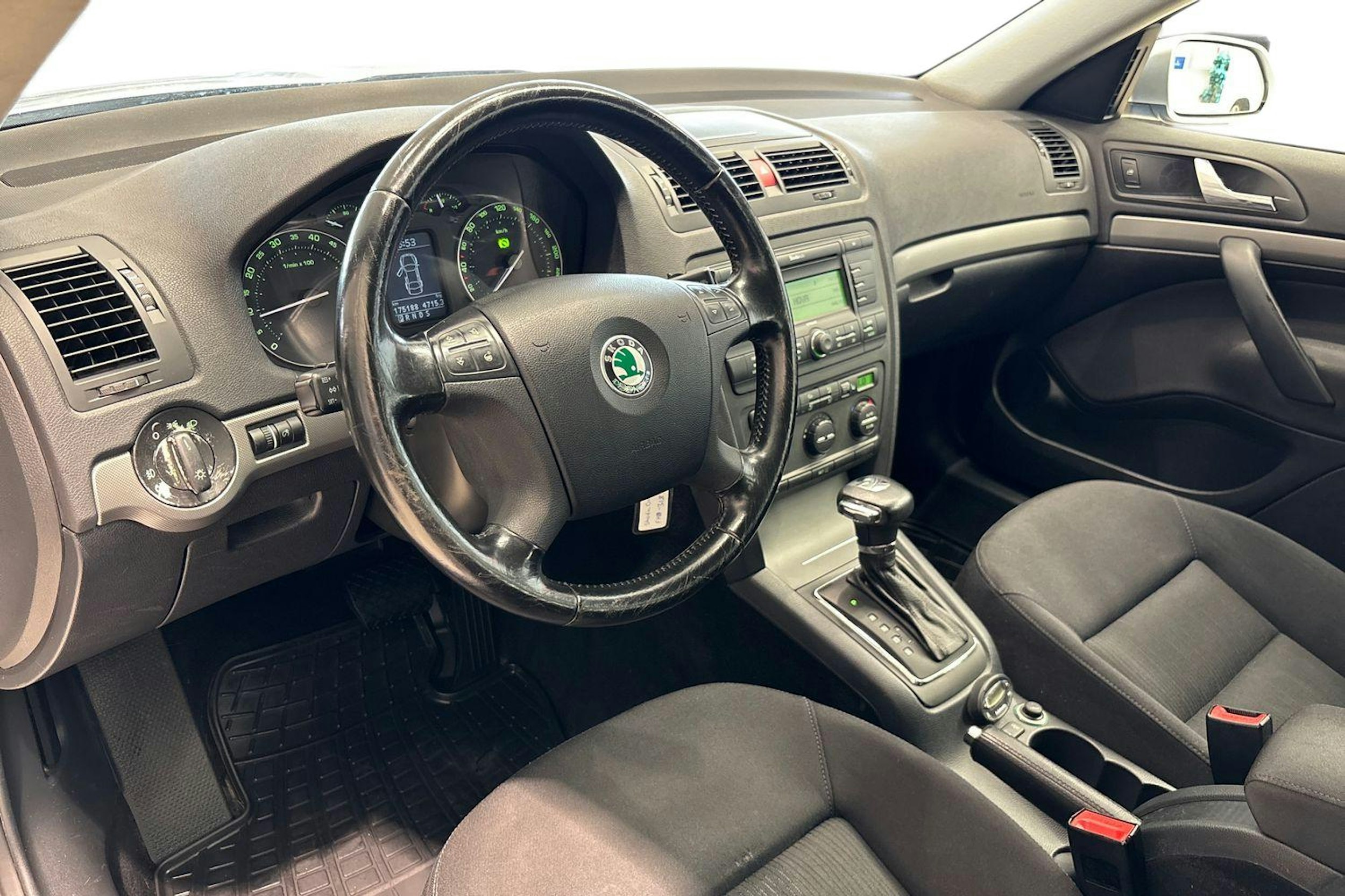 Harmaa Skoda Octavia 2005 kuva 7.