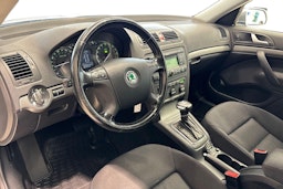 Harmaa Skoda Octavia 2005 kuva 7.