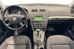 Harmaa Skoda Octavia 2005 kuva 9.