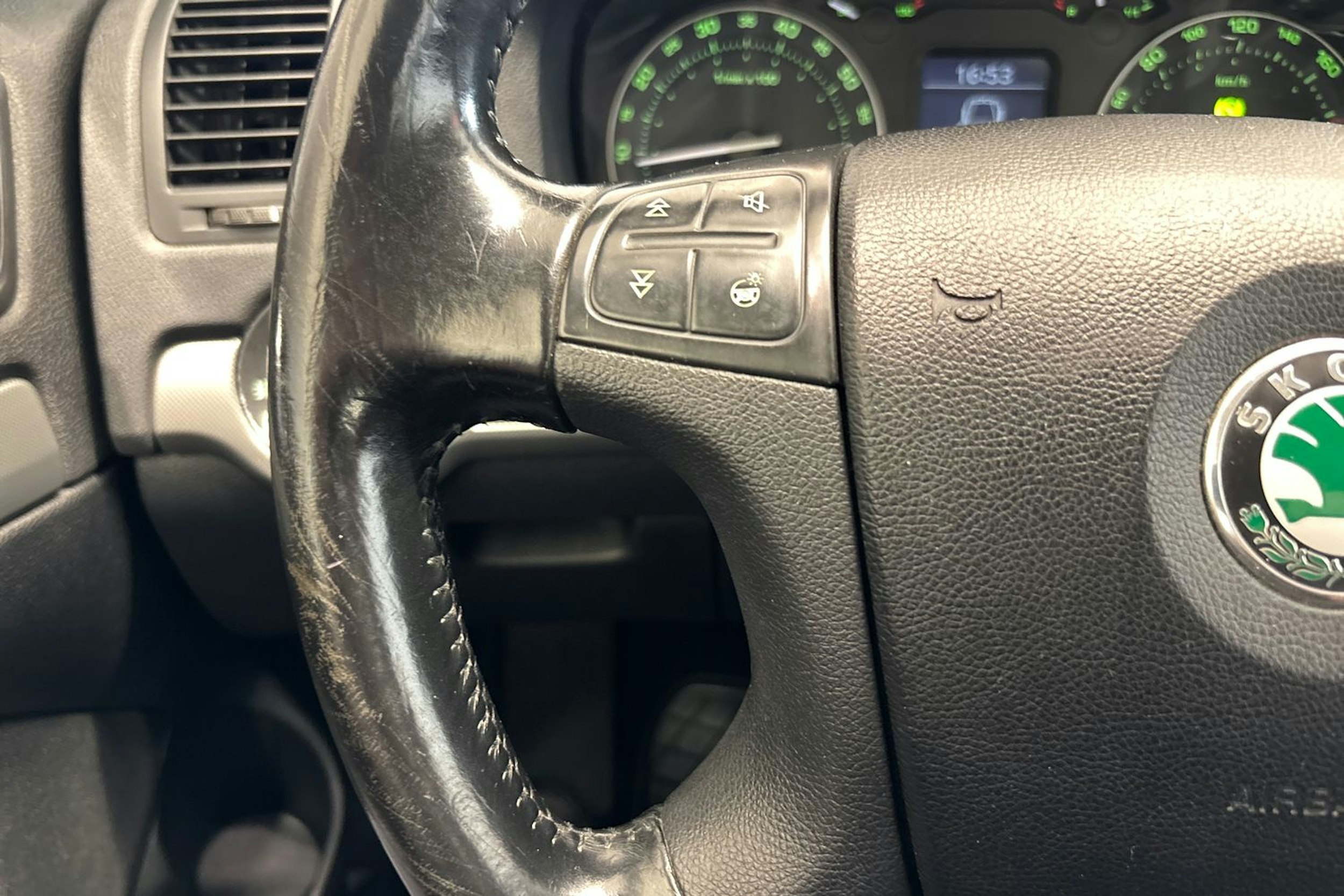 Harmaa Skoda Octavia 2005 kuva 18.