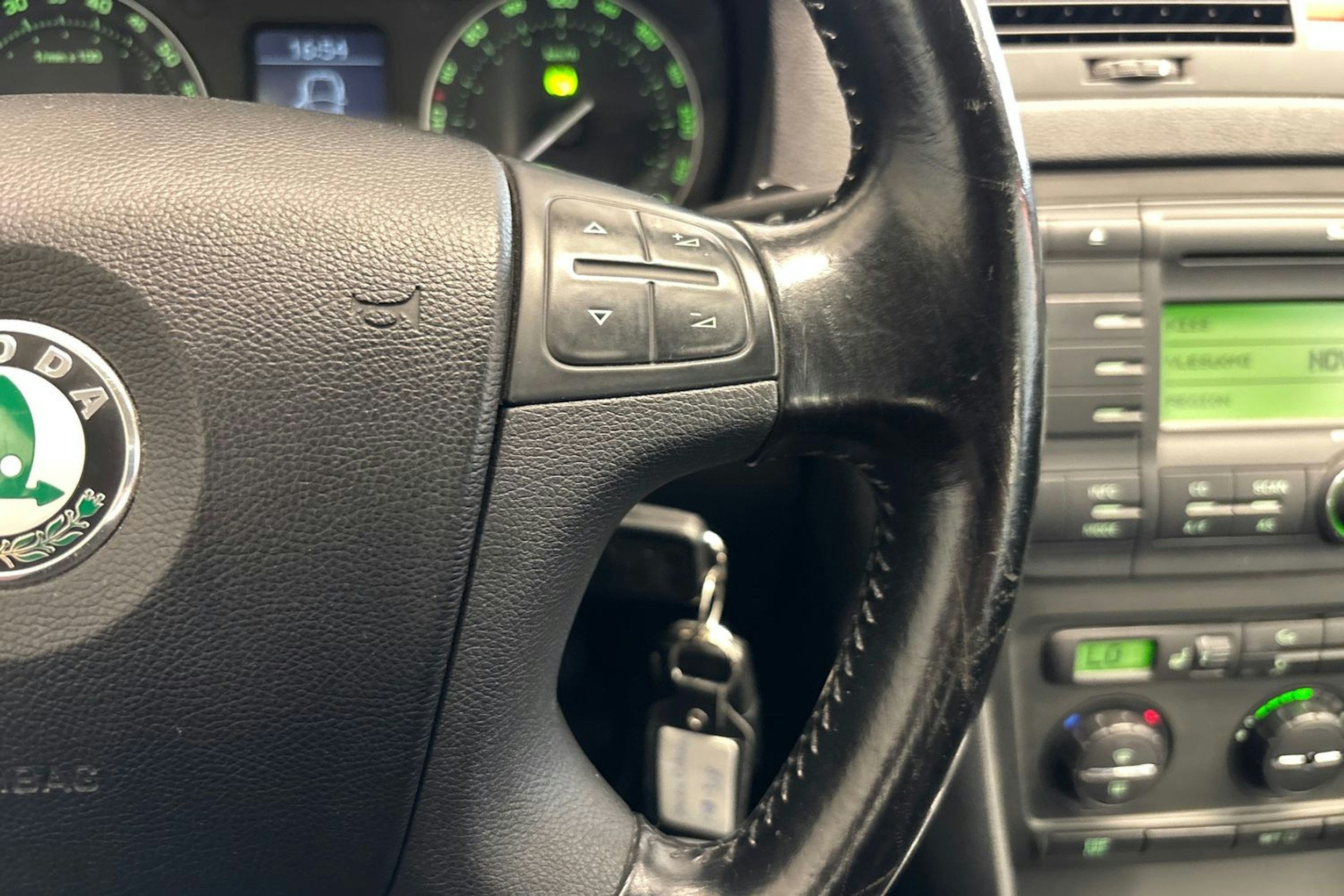 Harmaa Skoda Octavia 2005 kuva 19.