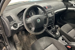 musta Skoda Octavia 2007 kuva 3.