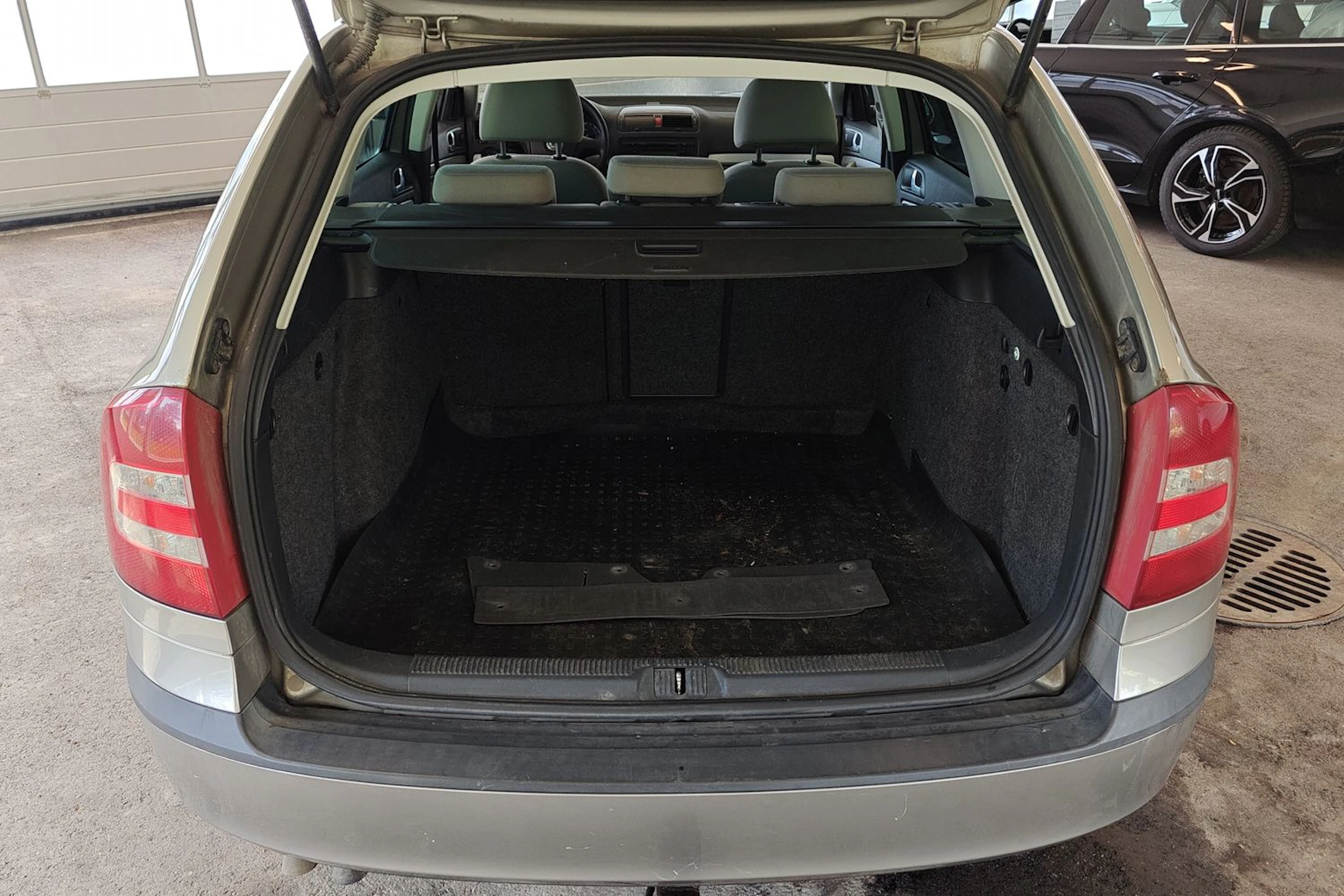 harmaa Skoda Octavia 2008 kuva 11.