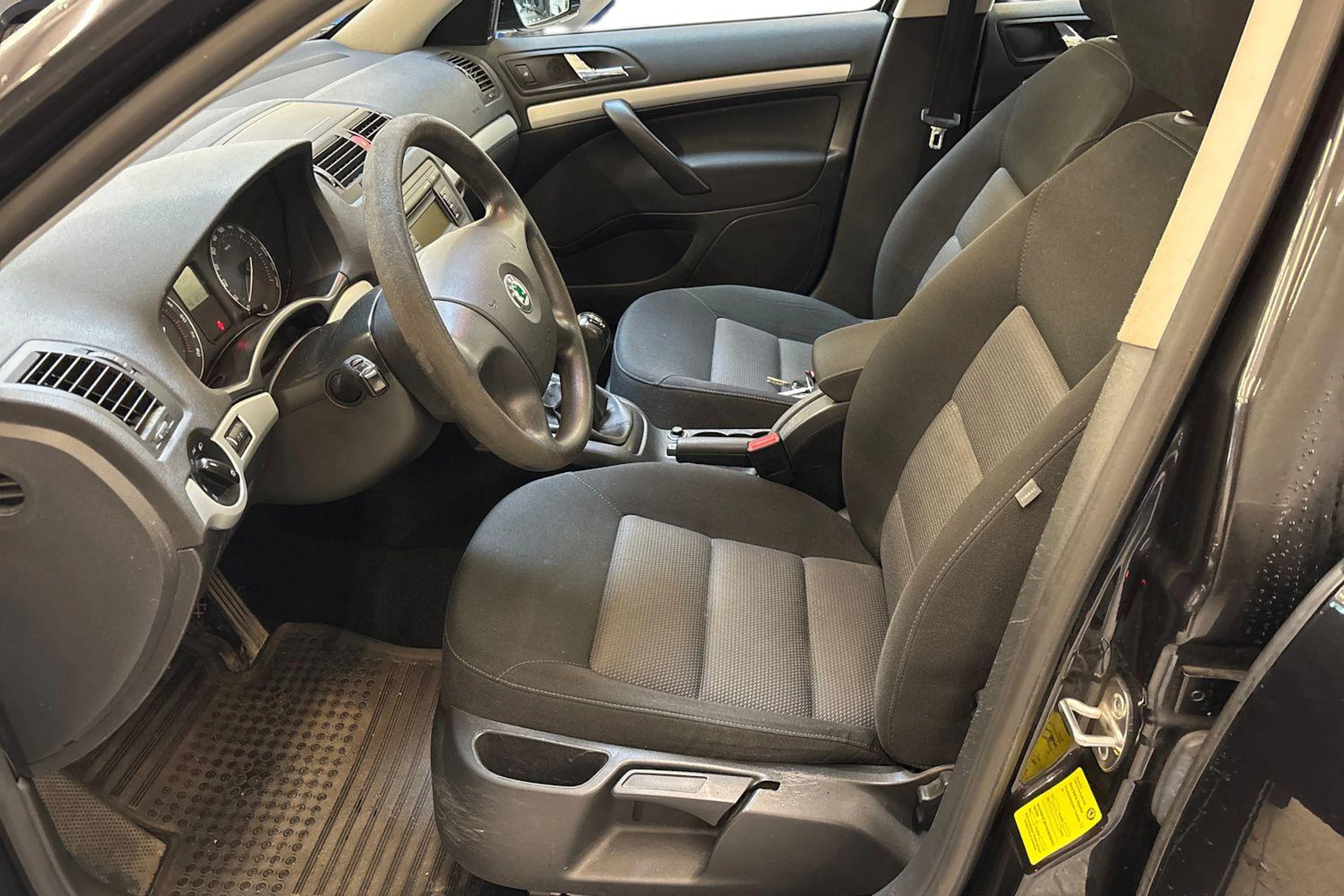 Musta Skoda OCTAVIA 2009 kuva 7.