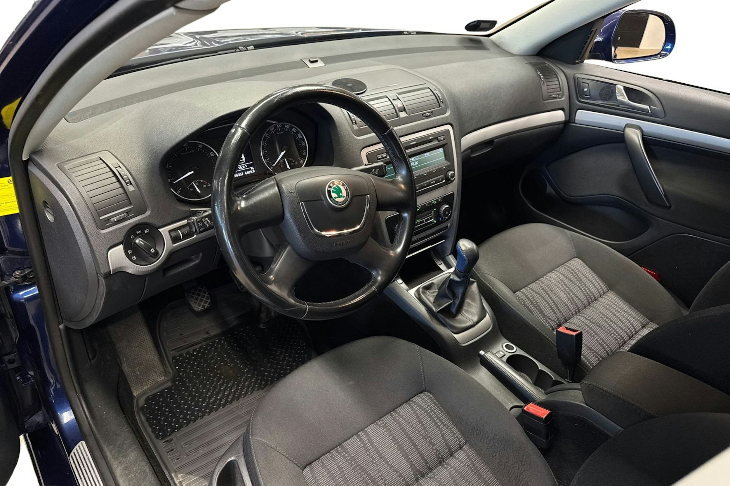 sininen Skoda Octavia 2010 kuva 7.