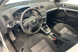 harmaa Skoda Octavia 2010 kuva 3.